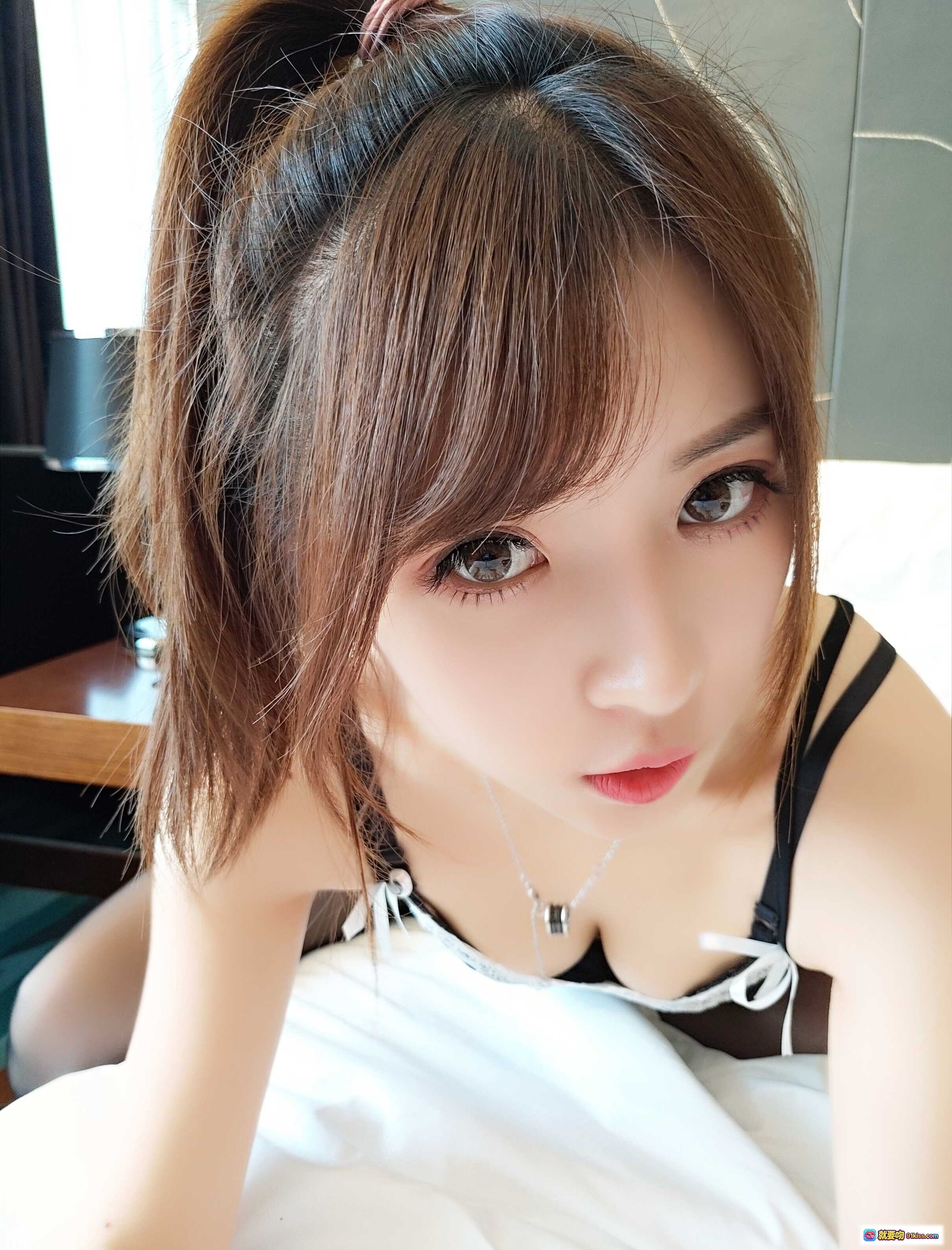 图片[2] - 小女巫露娜NO.015黑色吊带裙黑丝美腿高跟床上写真36P高清图集 - 就要吻