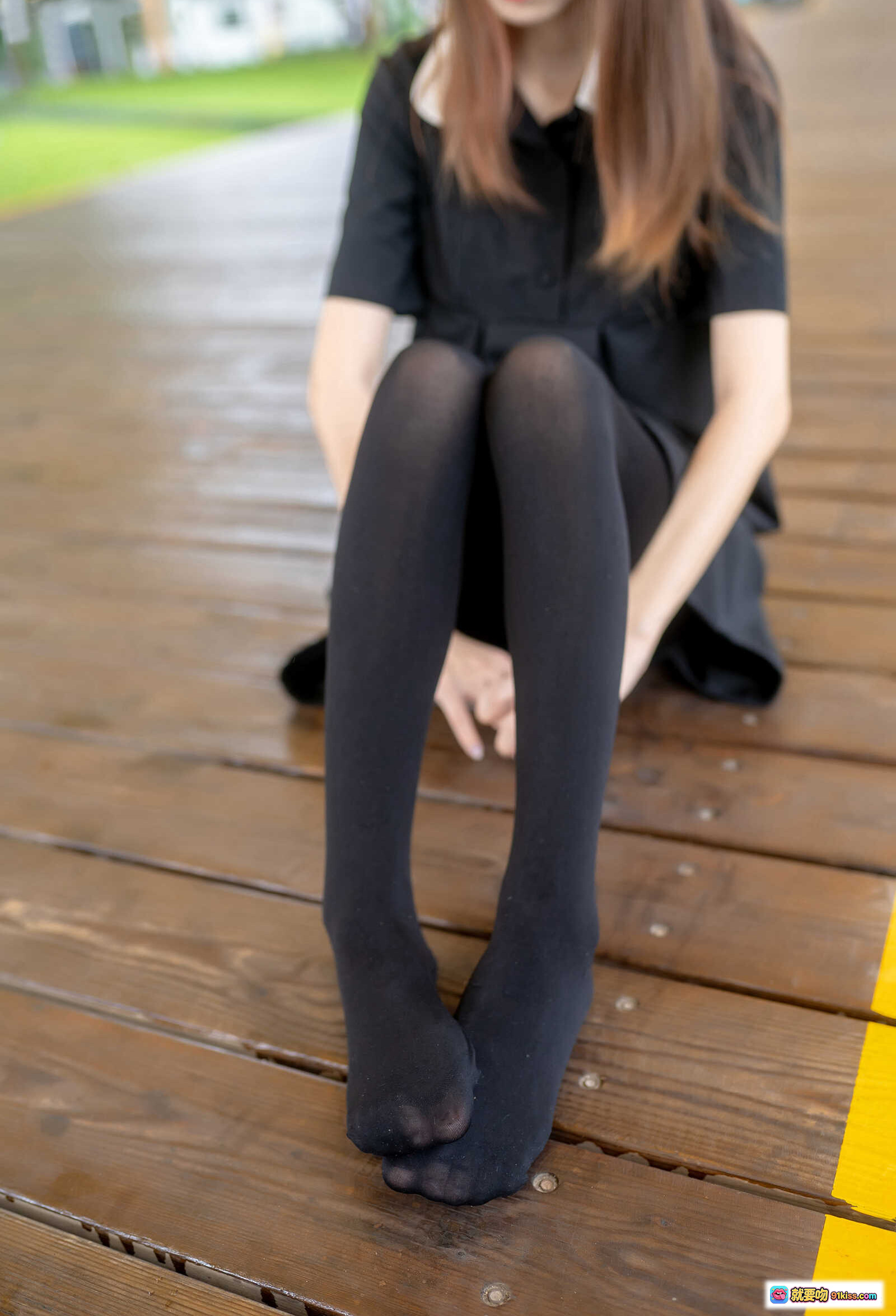 图片[3] - 祖木子NO.018户外黑丝长腿写真｜学院风黑裙+白色领结+木栈道坐姿美拍 - 就要吻