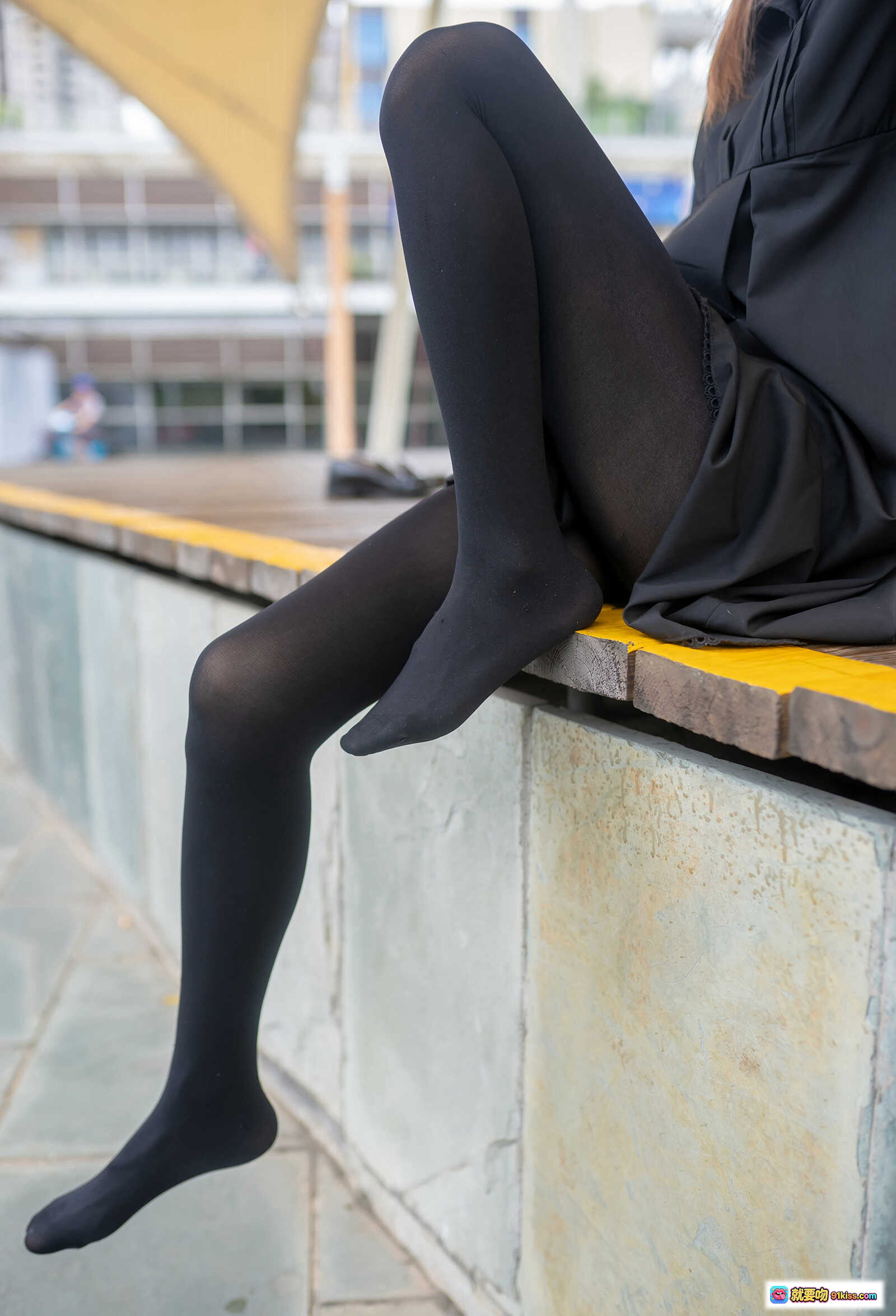 图片[10] - 祖木子NO.018户外黑丝长腿写真｜学院风黑裙+白色领结+木栈道坐姿美拍 - 就要吻