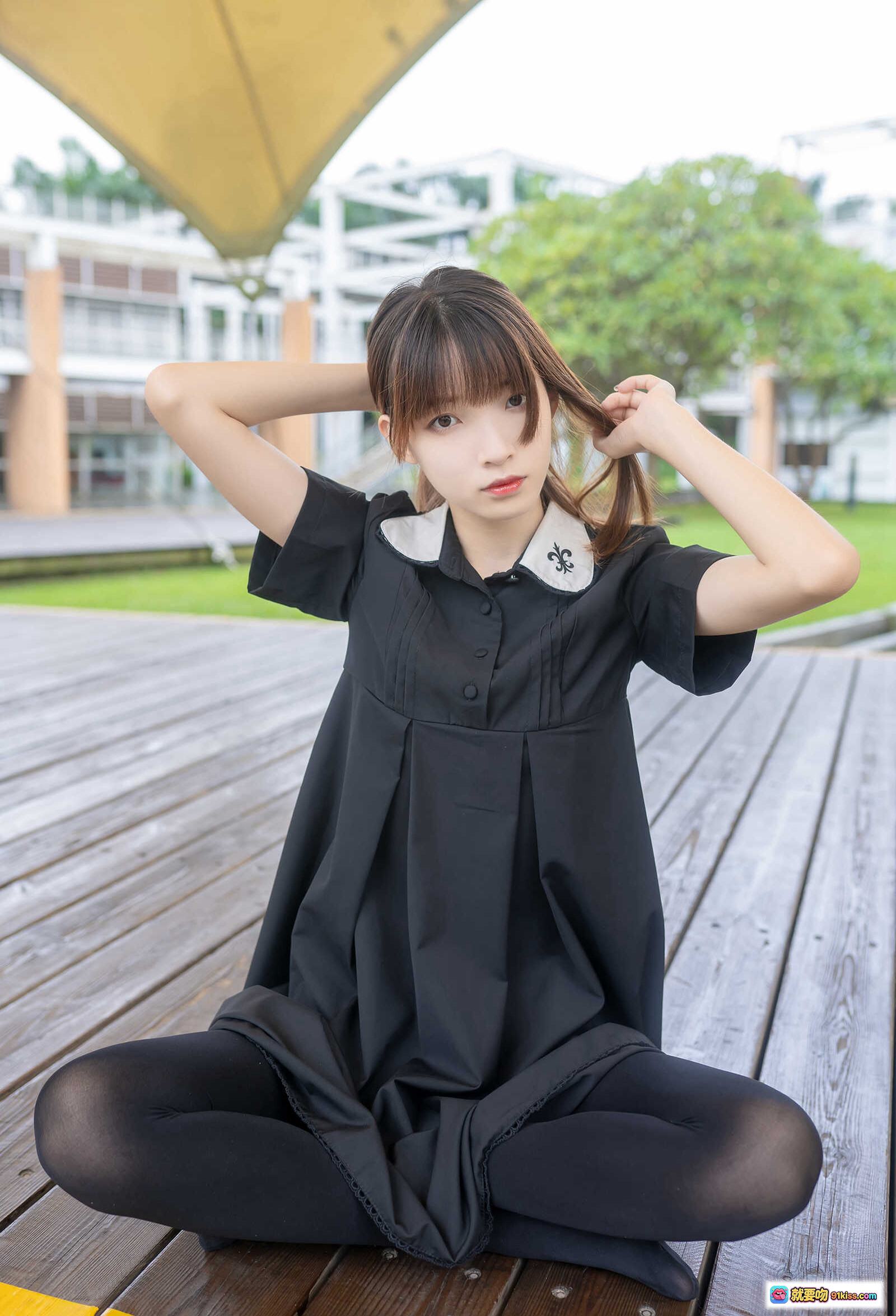 图片[1] - 祖木子NO.018户外黑丝长腿写真｜学院风黑裙+白色领结+木栈道坐姿美拍 - 就要吻