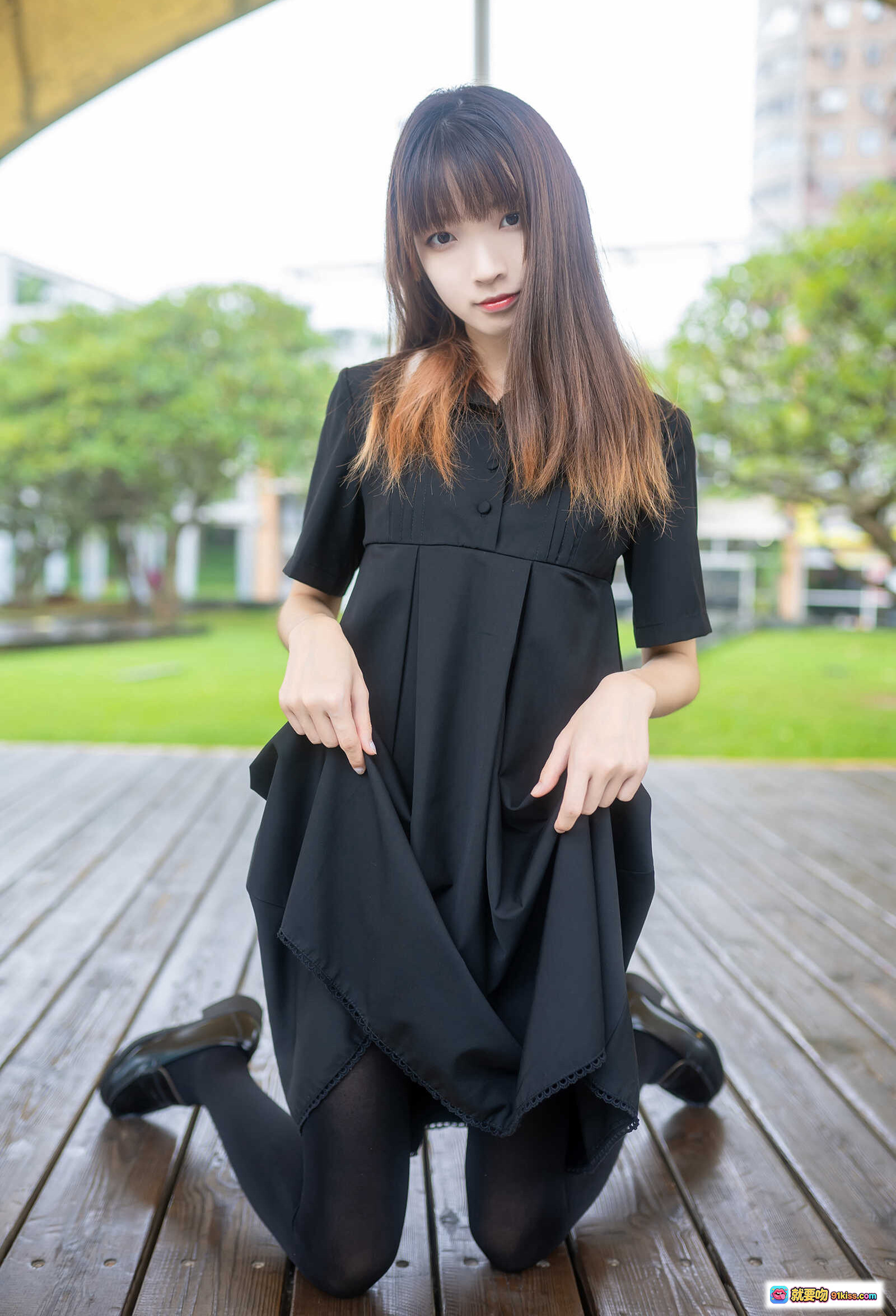 图片[6] - 祖木子NO.018户外黑丝长腿写真｜学院风黑裙+白色领结+木栈道坐姿美拍 - 就要吻