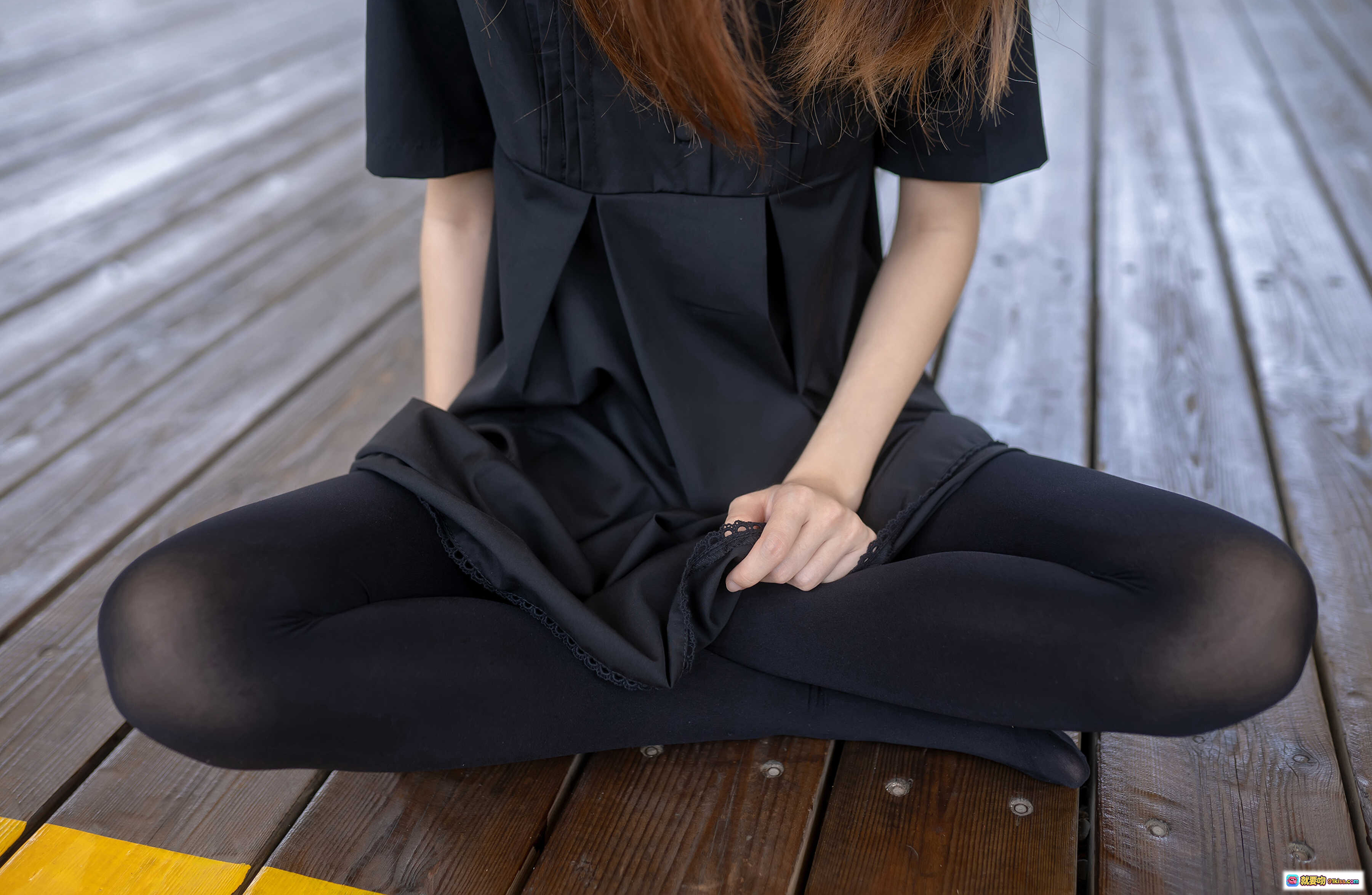 图片[7] - 祖木子NO.018户外黑丝长腿写真｜学院风黑裙+白色领结+木栈道坐姿美拍 - 就要吻