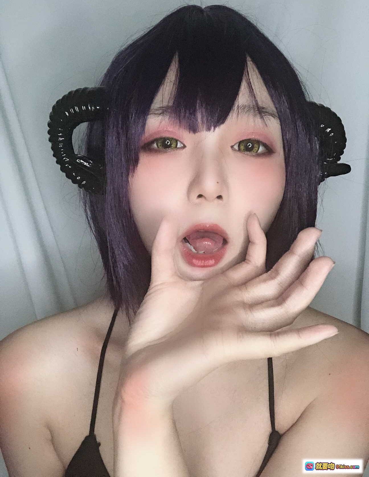 图片[8] - 青水NO.008科技魅魔写真｜紫发少女电竞椅性感姿态｜闪粉肌肤黑丝内衣｜赛博朋克风电脑房场景 - 就要吻