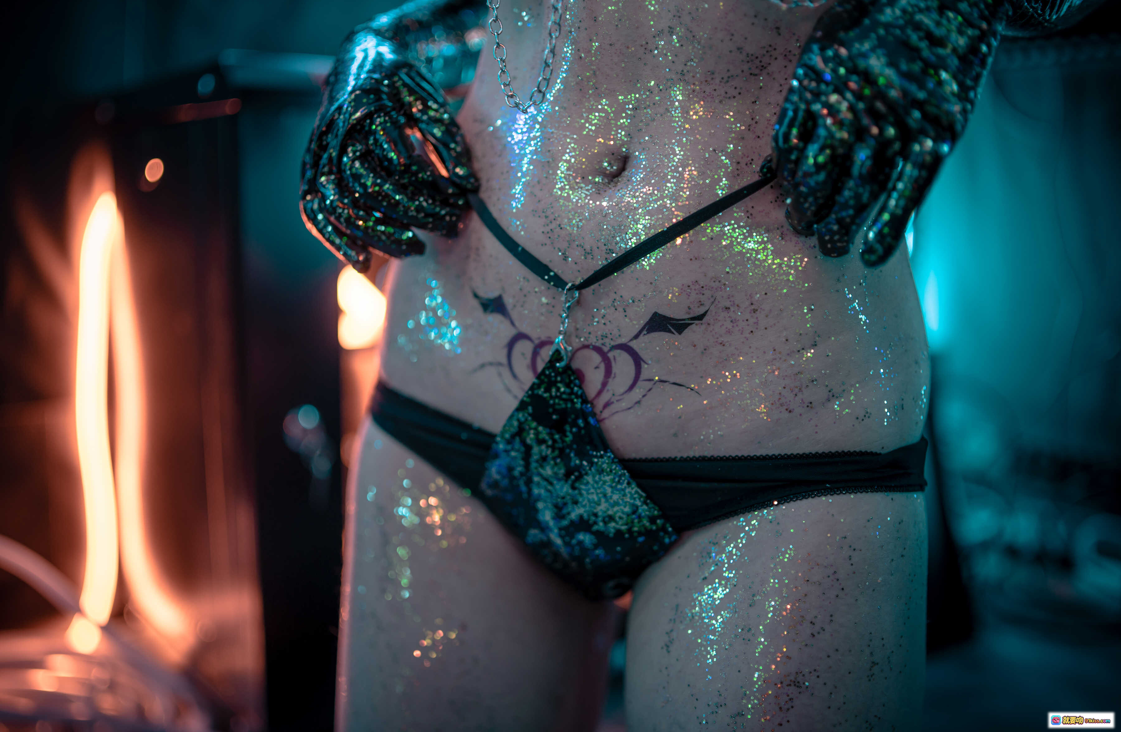 图片[3] - 青水NO.008科技魅魔写真｜紫发少女电竞椅性感姿态｜闪粉肌肤黑丝内衣｜赛博朋克风电脑房场景 - 就要吻