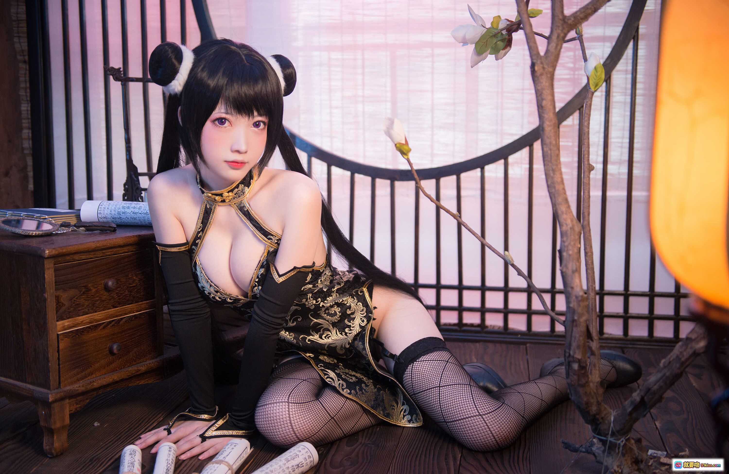 图片[5] - 冬月茉莉cos写真｜黑金旗袍+双马尾+网袜美腿+古典屏风背景｜妖少you1 NO.008 - 就要吻