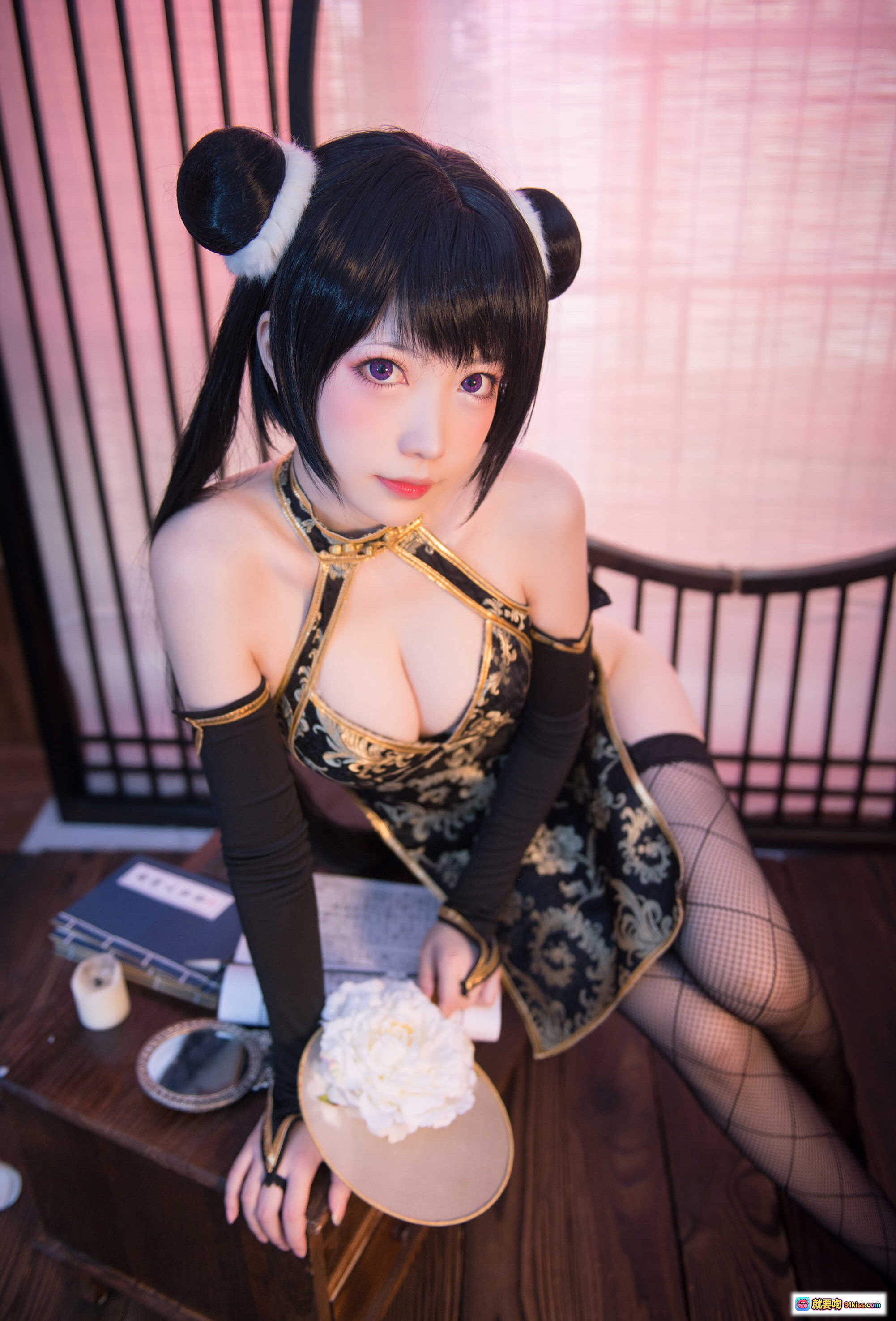图片[7] - 冬月茉莉cos写真｜黑金旗袍+双马尾+网袜美腿+古典屏风背景｜妖少you1 NO.008 - 就要吻