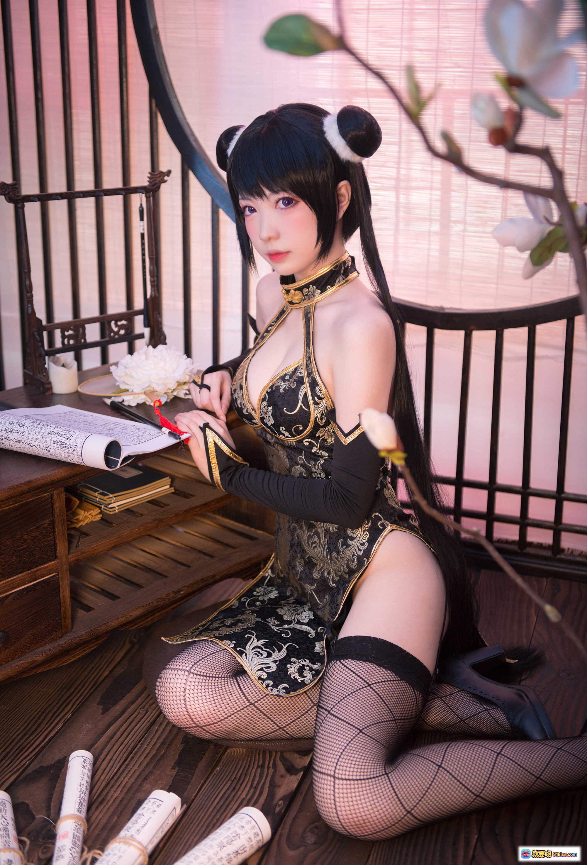 图片[4] - 冬月茉莉cos写真｜黑金旗袍+双马尾+网袜美腿+古典屏风背景｜妖少you1 NO.008 - 就要吻