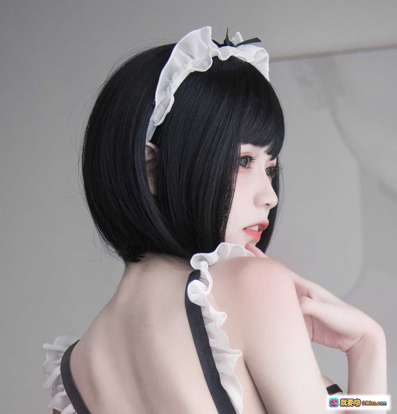 图片[8] - 露背女仆装写真 | 黑白蕾丝绑带设计 | 短发少女坐姿美拍 | 33P高清图集 - 就要吻