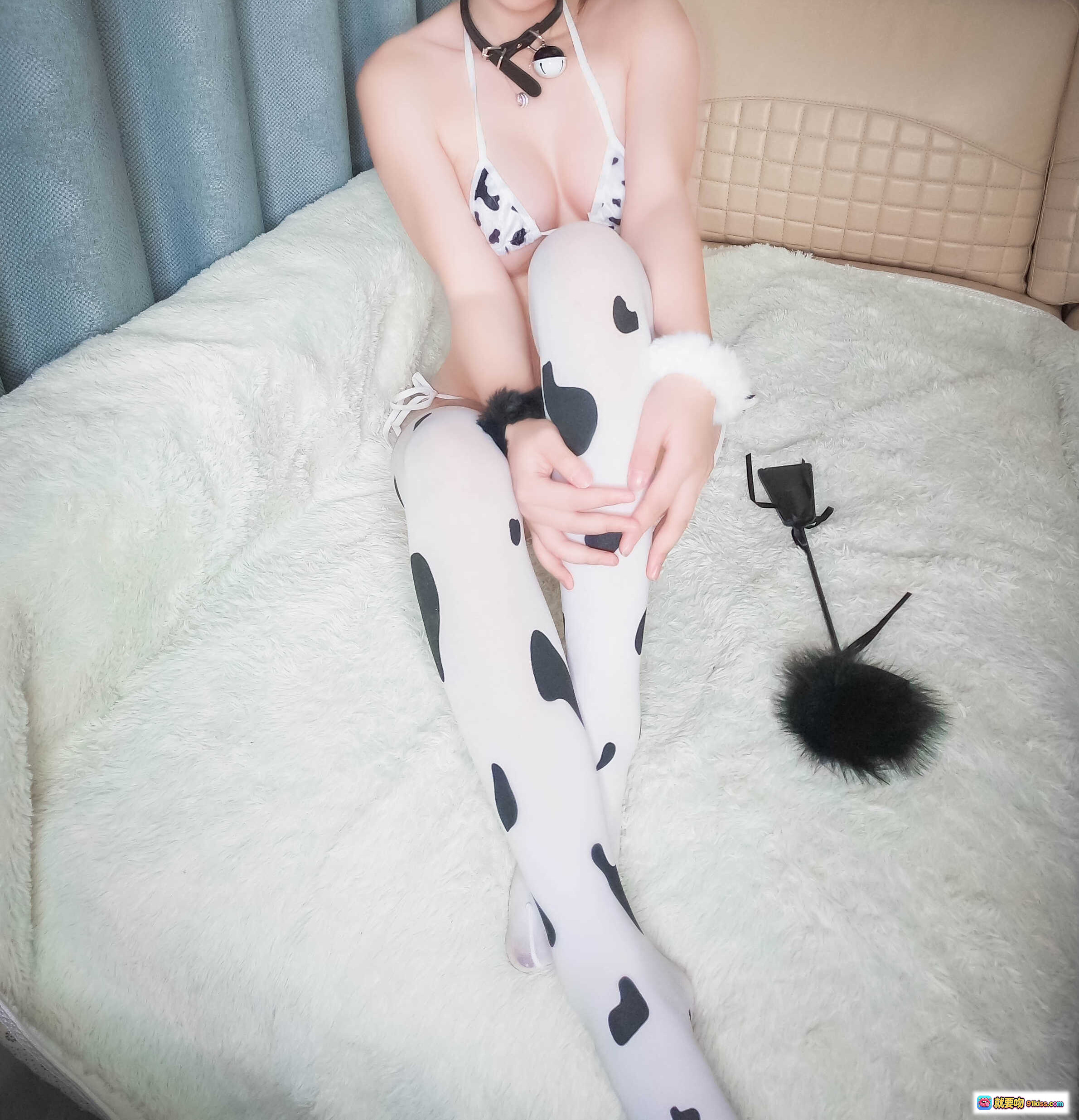 图片[8] - 黑米粥奶牛主题写真NO.020｜性感吊带内衣+透明丝袜+颈圈束缚+毛绒鞭具｜30P高清私房图 - 就要吻