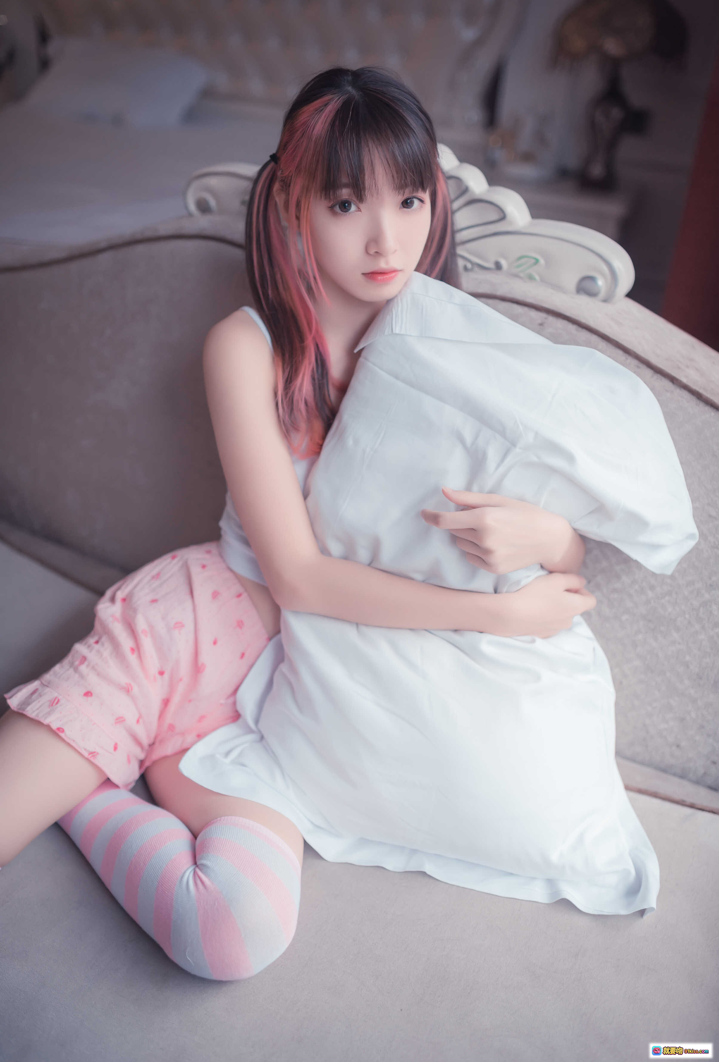 图片[8] - 祖木子NO.010粉白条纹袜少女写真｜可爱居家风粉色短裤白背心50P高清图集 - 就要吻