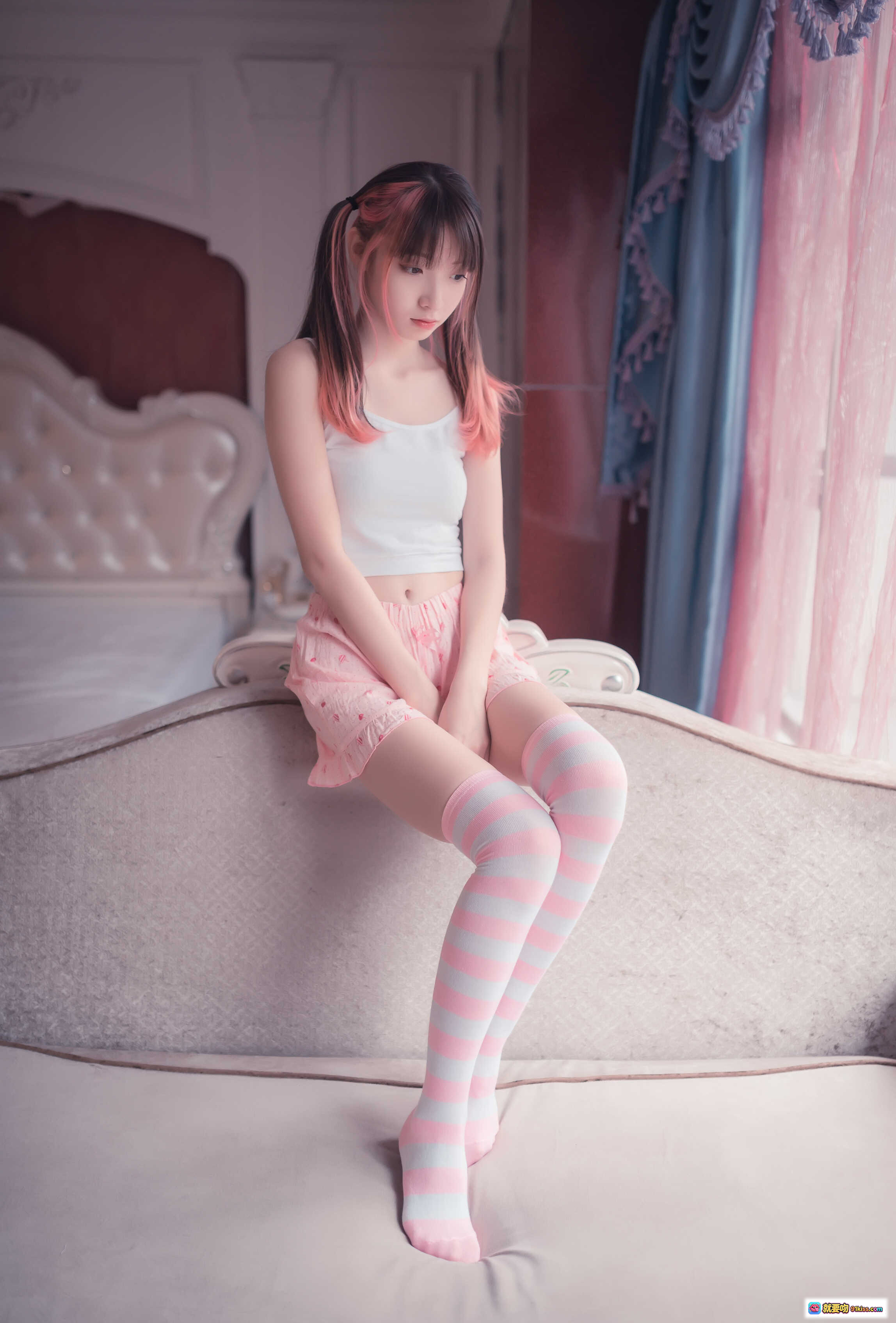 图片[5] - 祖木子NO.010粉白条纹袜少女写真｜可爱居家风粉色短裤白背心50P高清图集 - 就要吻