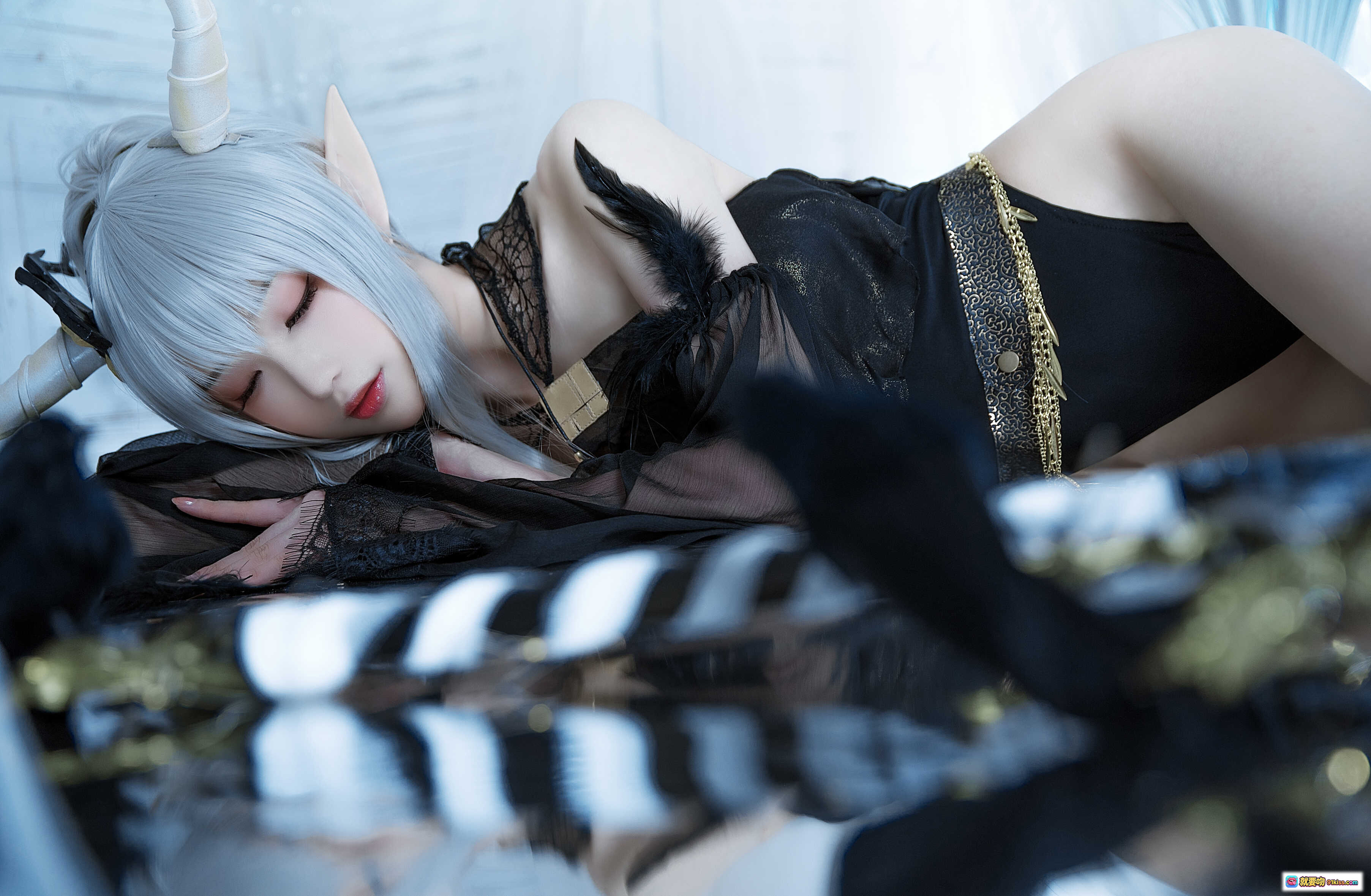 图片[8] - 南宫NO.012闪灵泳装Cosplay｜银发精灵角黑纱蕾丝诱惑写真｜暗黑系美少女跪姿与乌鸦互动场景 - 就要吻