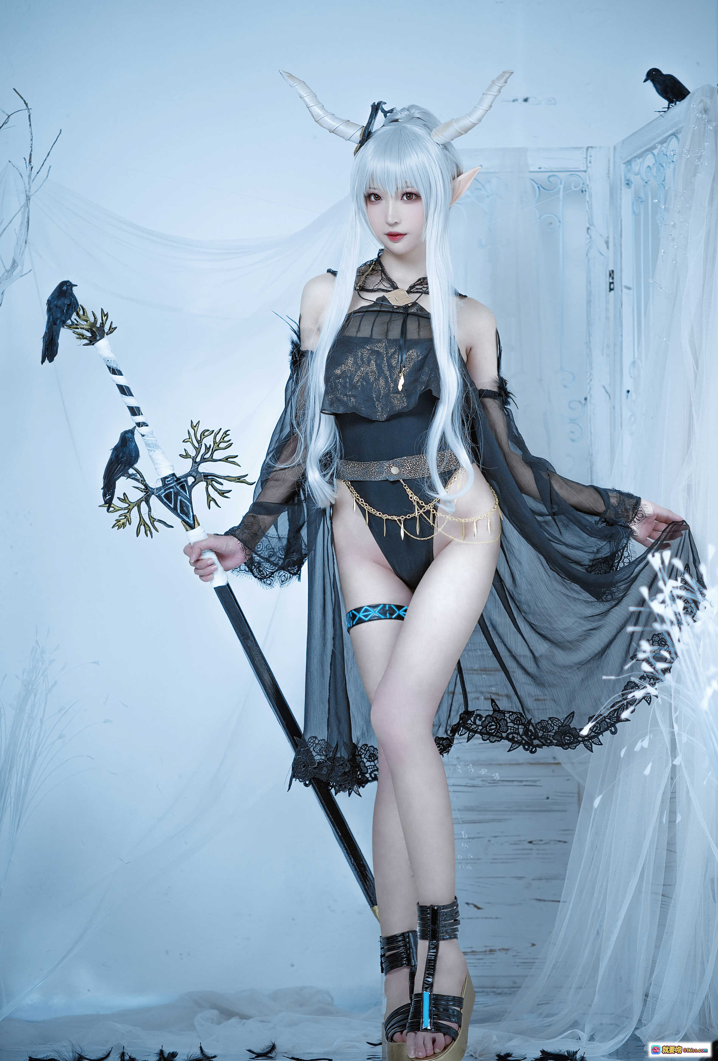 图片[4] - 南宫NO.012闪灵泳装Cosplay｜银发精灵角黑纱蕾丝诱惑写真｜暗黑系美少女跪姿与乌鸦互动场景 - 就要吻