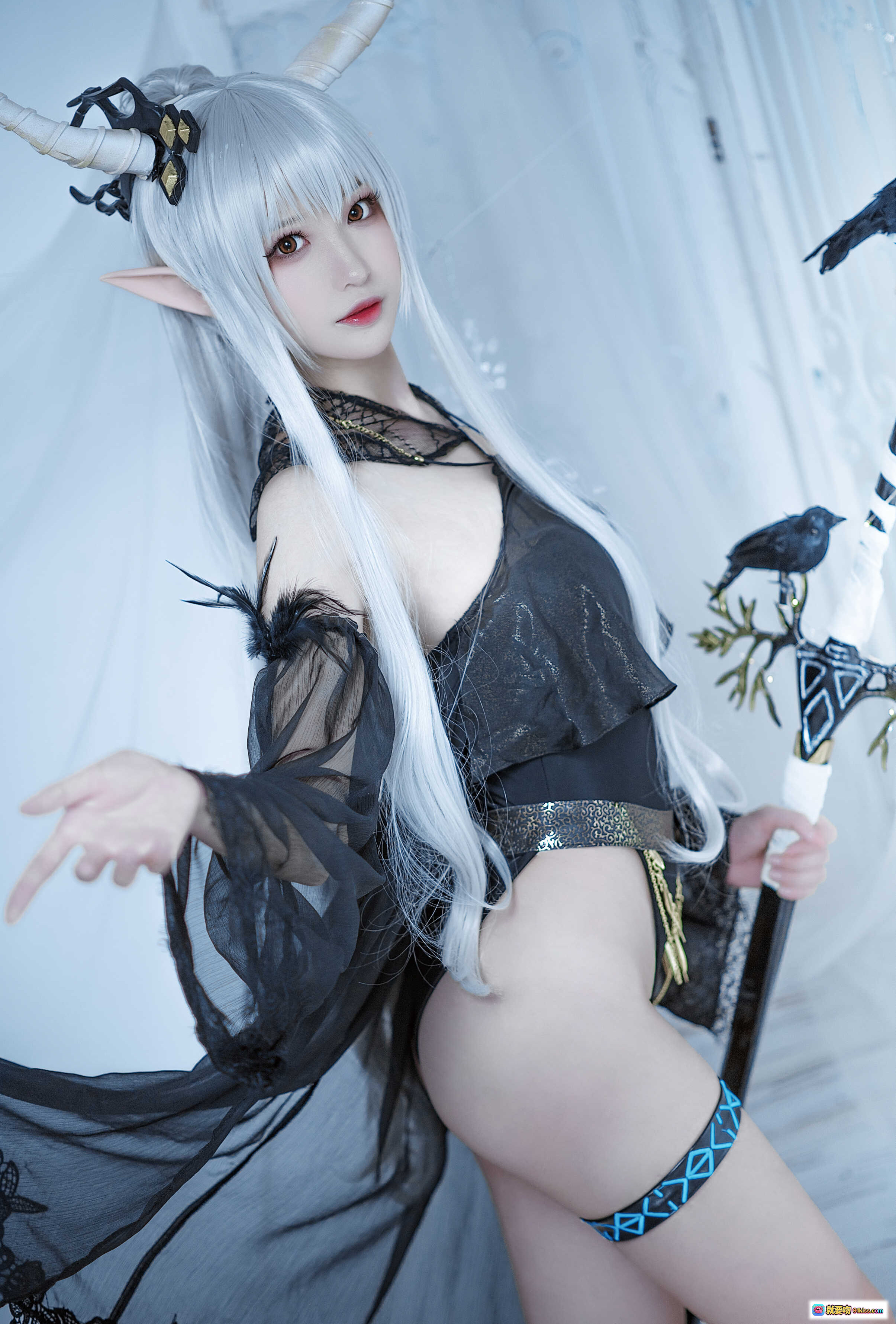图片[9] - 南宫NO.012闪灵泳装Cosplay｜银发精灵角黑纱蕾丝诱惑写真｜暗黑系美少女跪姿与乌鸦互动场景 - 就要吻
