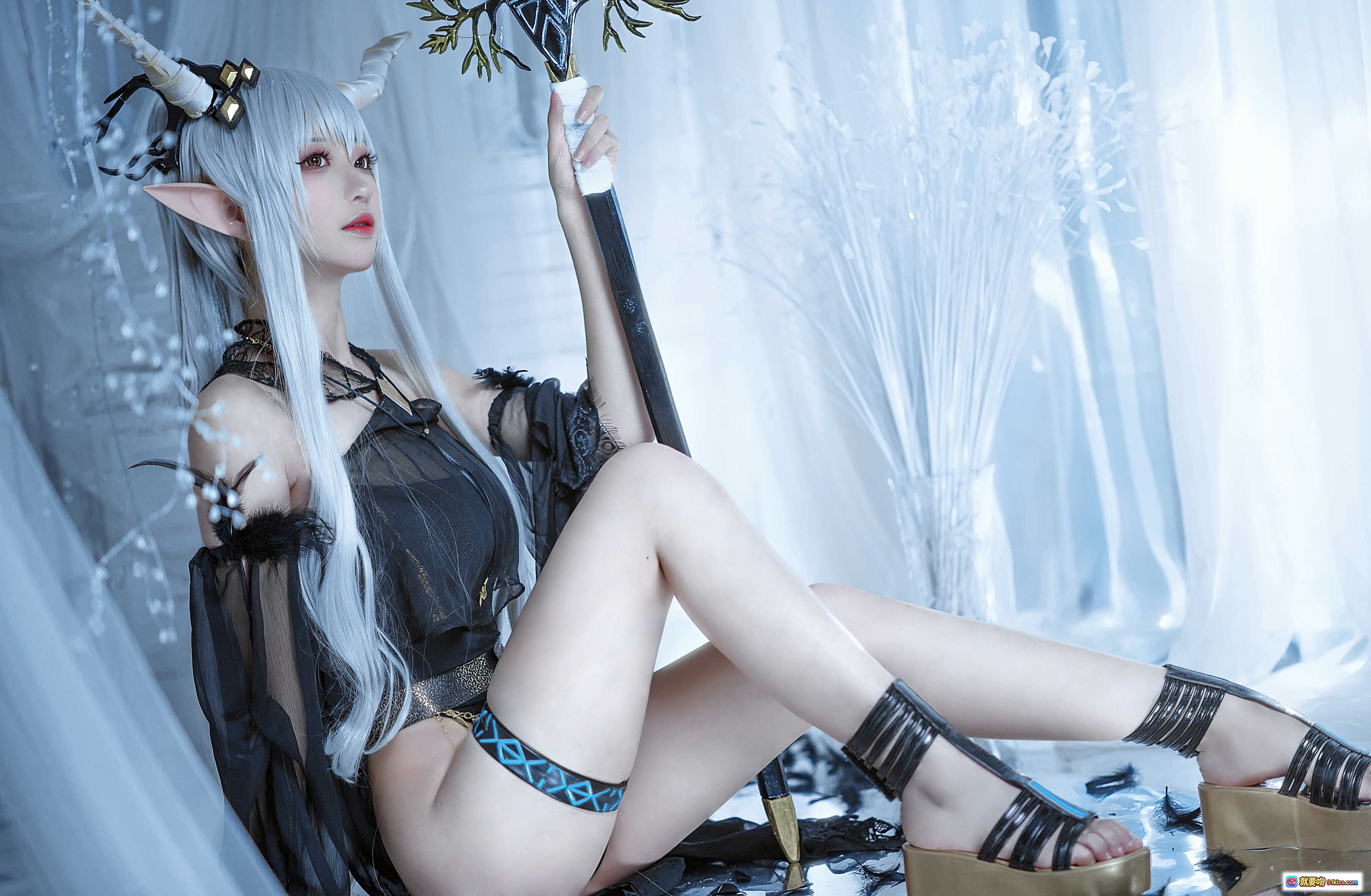 图片[10] - 南宫NO.012闪灵泳装Cosplay｜银发精灵角黑纱蕾丝诱惑写真｜暗黑系美少女跪姿与乌鸦互动场景 - 就要吻