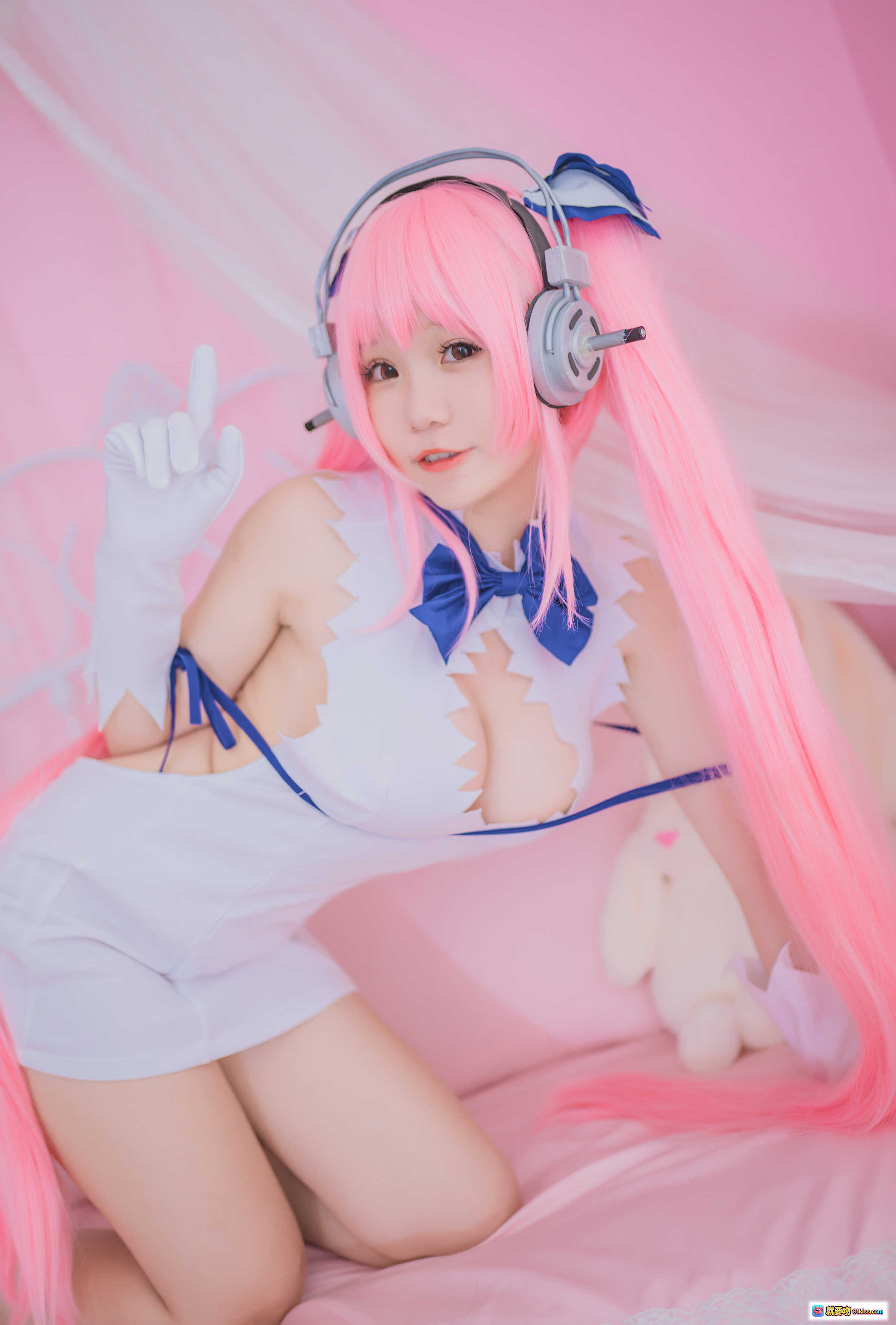 图片[7] - Yoko宅夏NO.018索尼子赫斯提亚cosplay粉发少女白裙蓝蝴蝶结耳机萌系写真15P - 就要吻