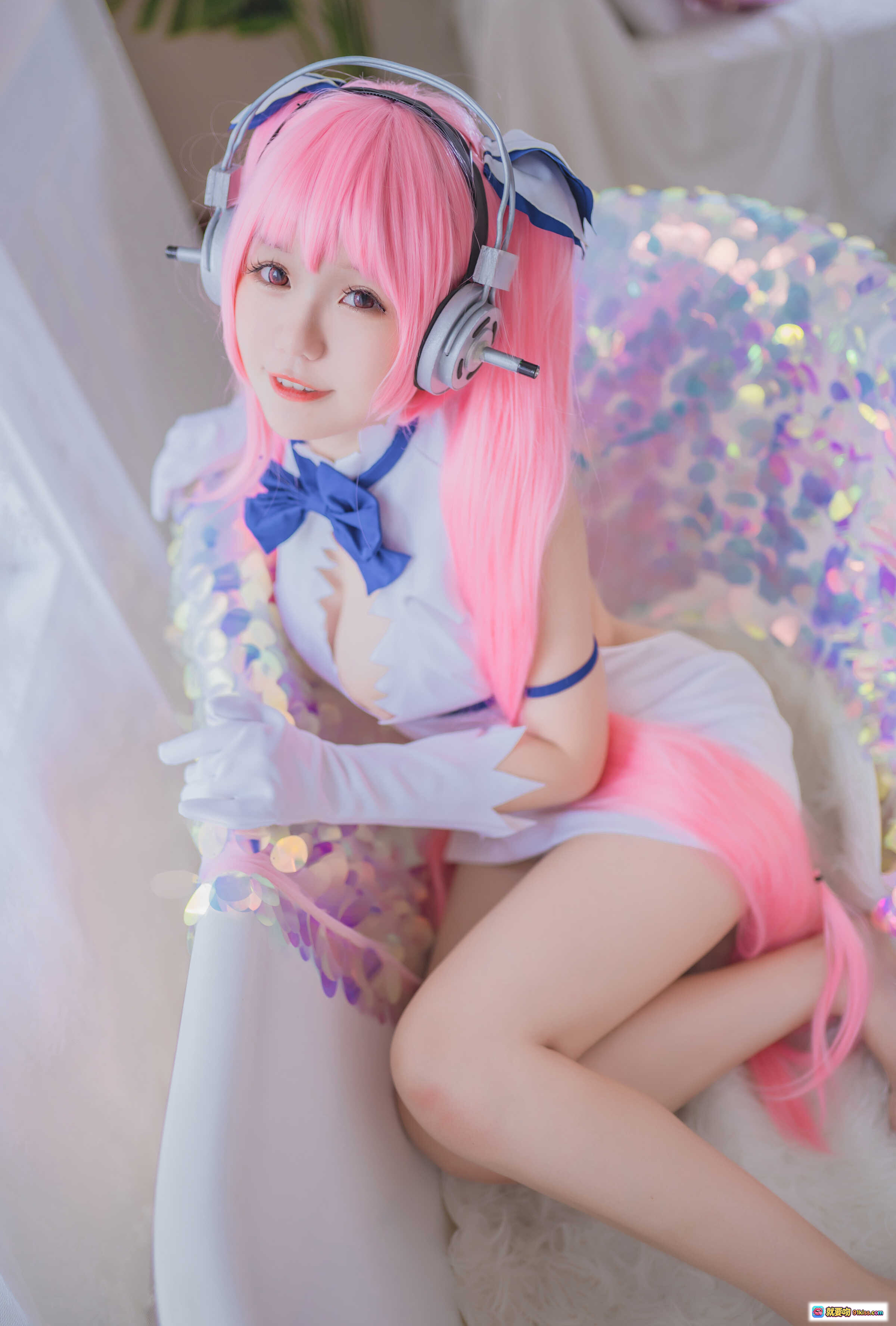 图片[8] - Yoko宅夏NO.018索尼子赫斯提亚cosplay粉发少女白裙蓝蝴蝶结耳机萌系写真15P - 就要吻