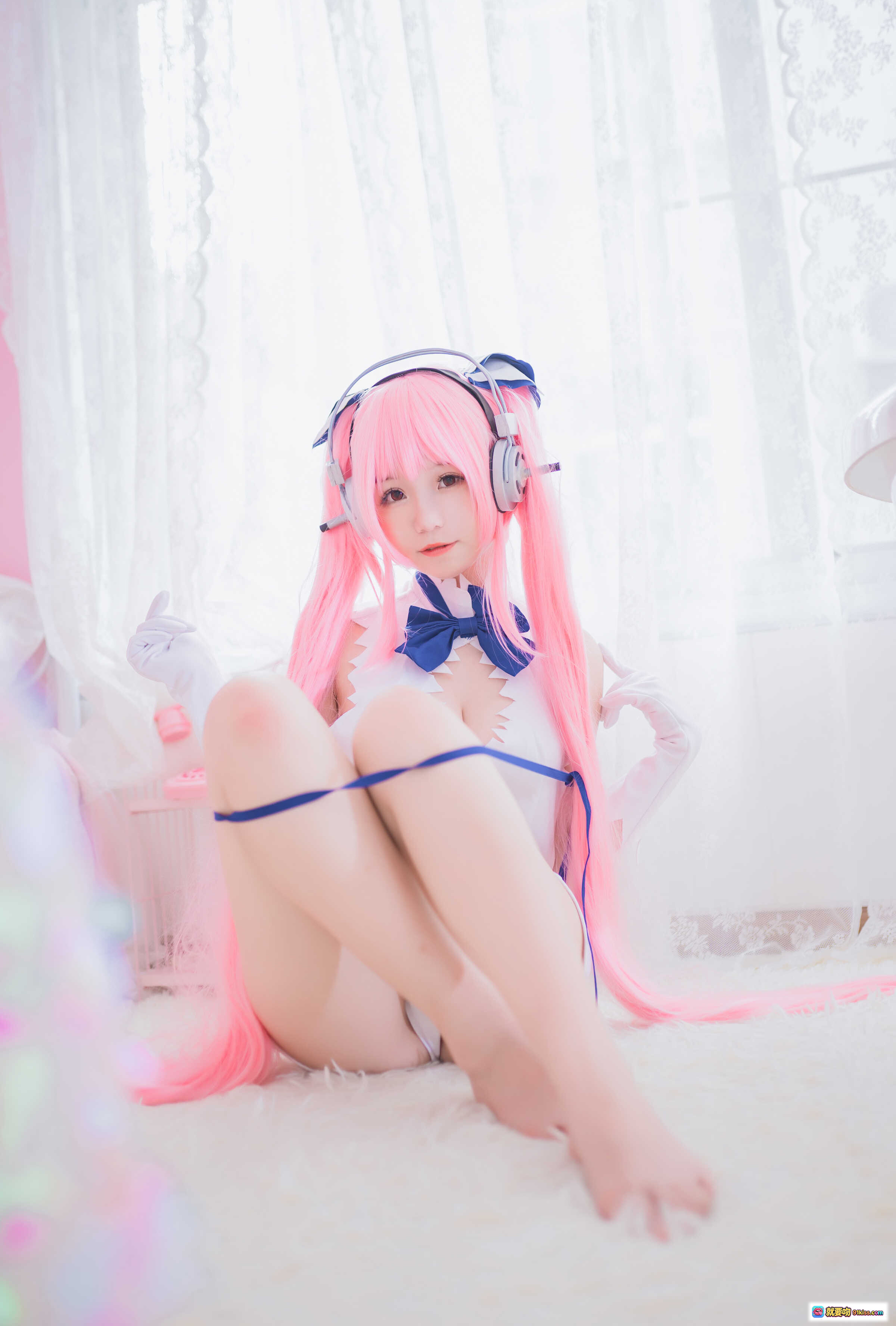 图片[6] - Yoko宅夏NO.018索尼子赫斯提亚cosplay粉发少女白裙蓝蝴蝶结耳机萌系写真15P - 就要吻