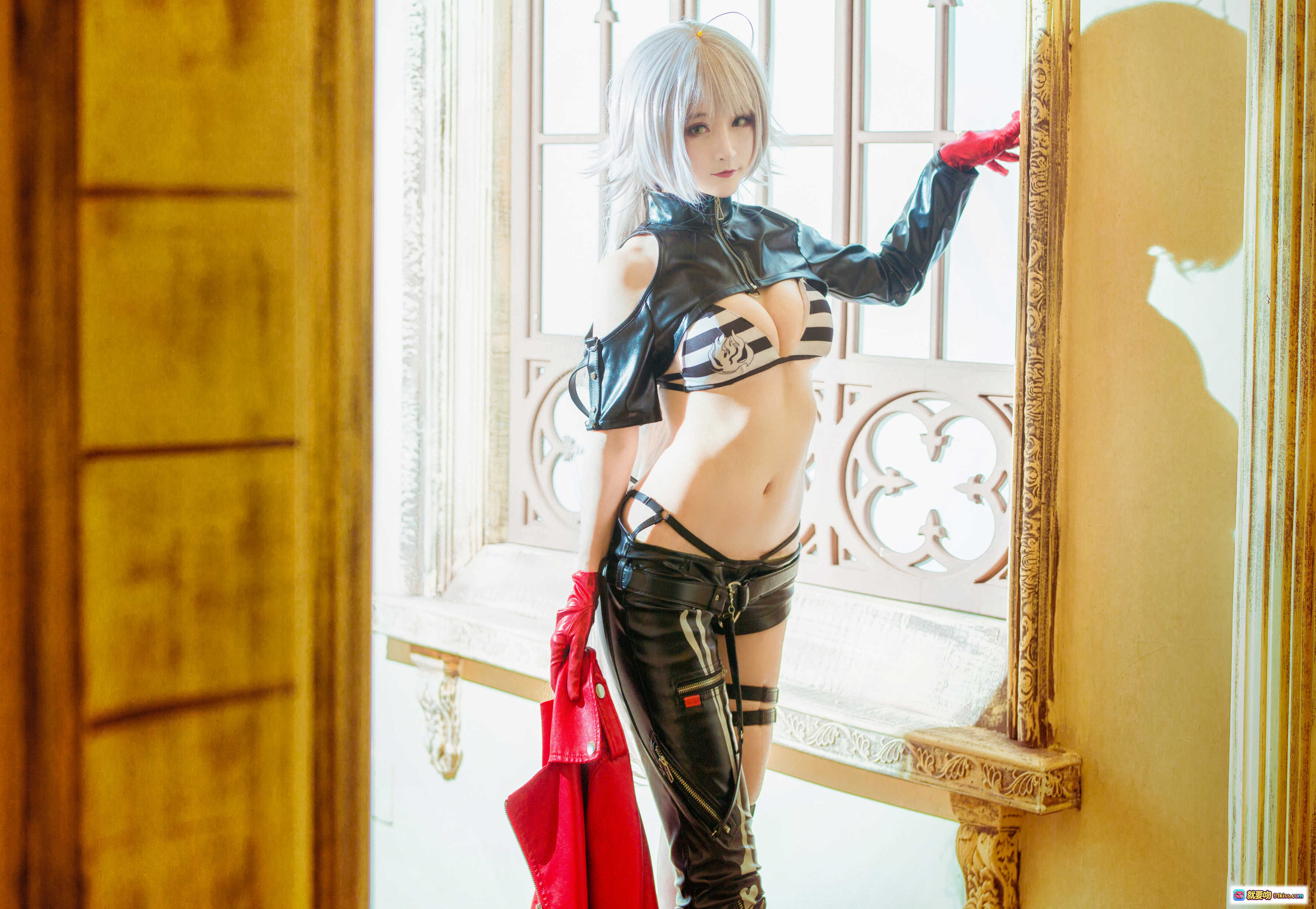 yui金鱼NO.019贞德Cosplay写真 17P209MB 黑皮衣红手套银发少女窗边光影美图 - 就要吻