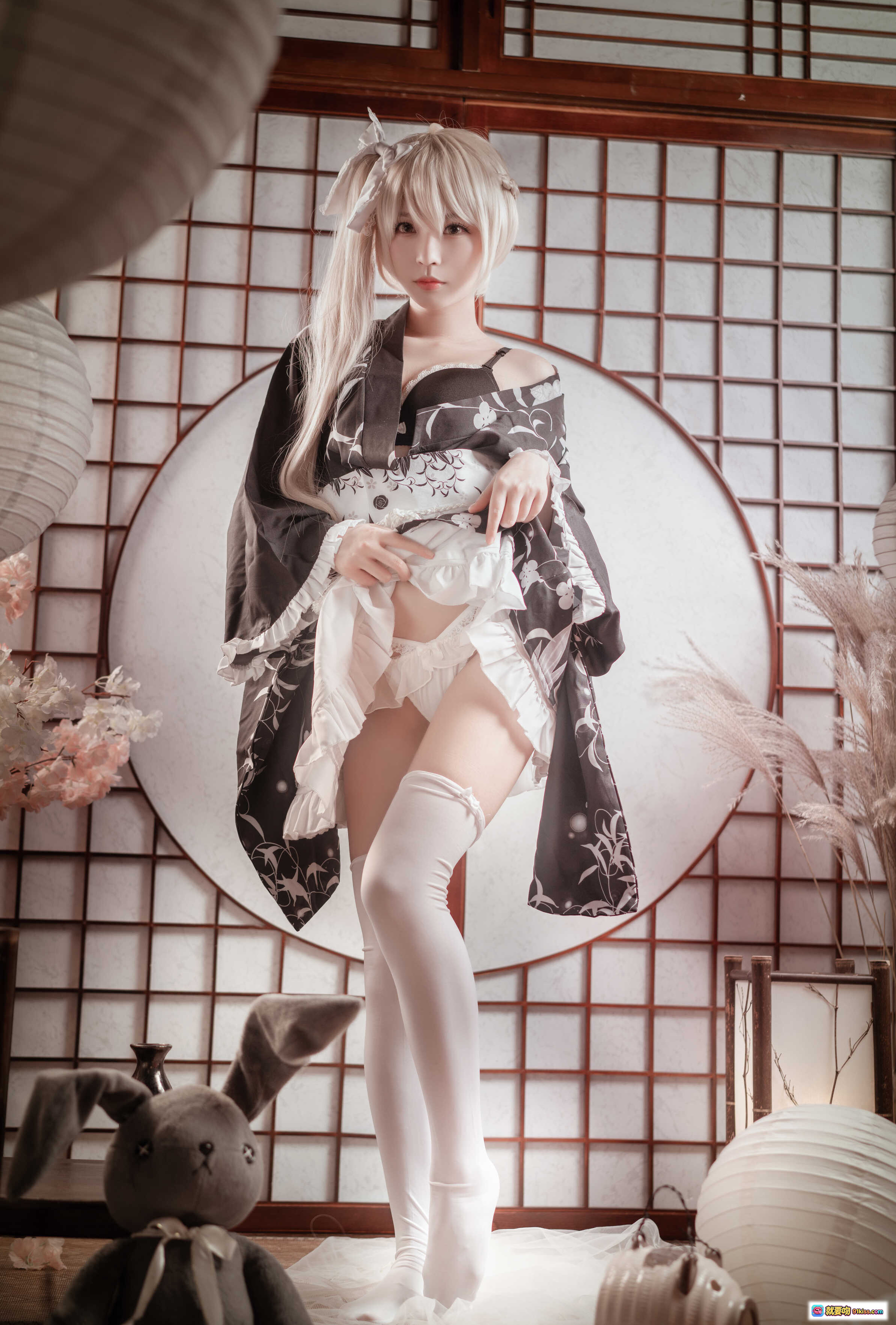 图片[2] - 白易子NO.12穹妹和服写真 23P92MB 日系少女 Cosplay 黑白花纹浴衣 兔玩偶 日式屏风 柔光氛围感 二次元美少女 - 就要吻
