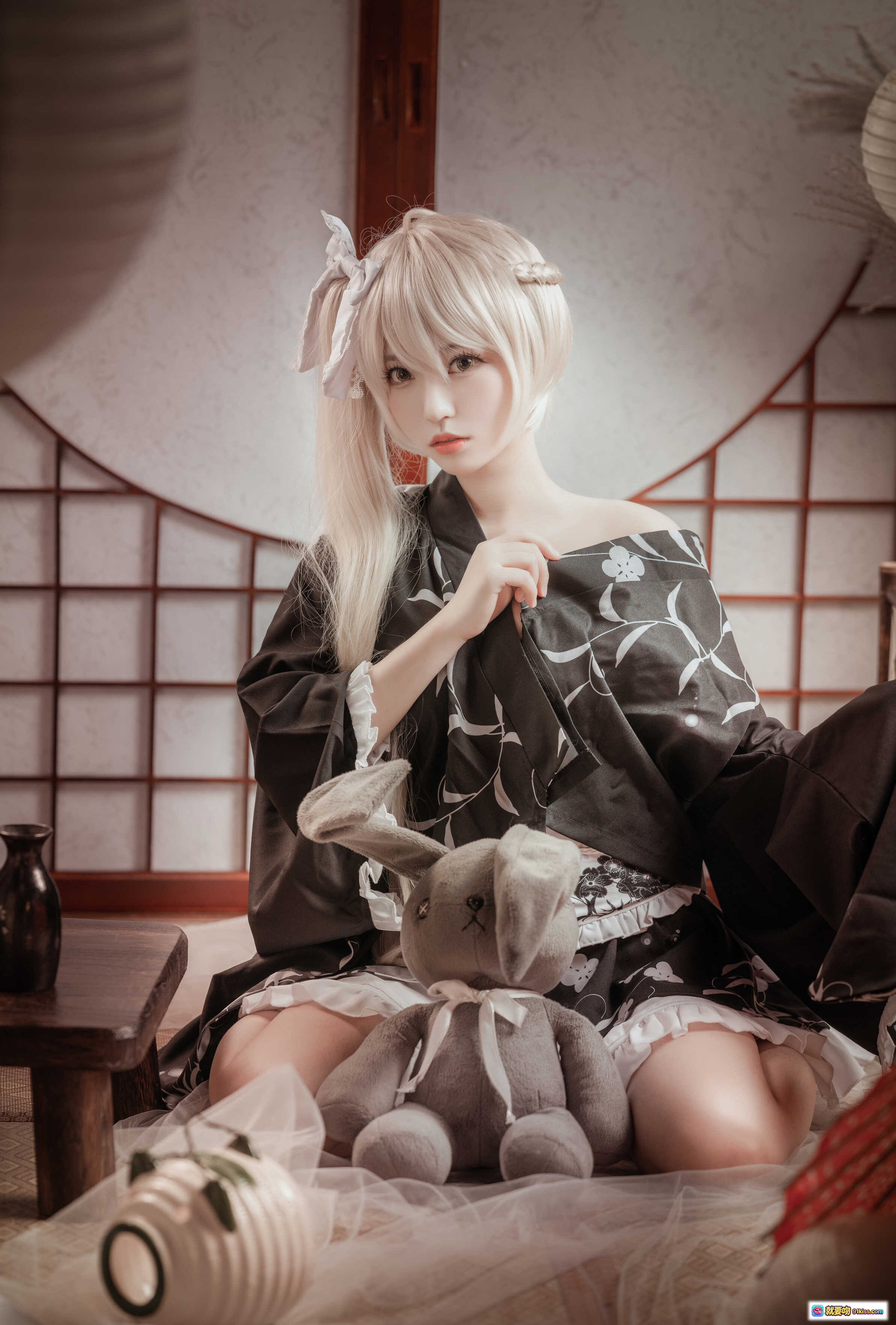 图片[1] - 白易子NO.12穹妹和服写真 23P92MB 日系少女 Cosplay 黑白花纹浴衣 兔玩偶 日式屏风 柔光氛围感 二次元美少女 - 就要吻