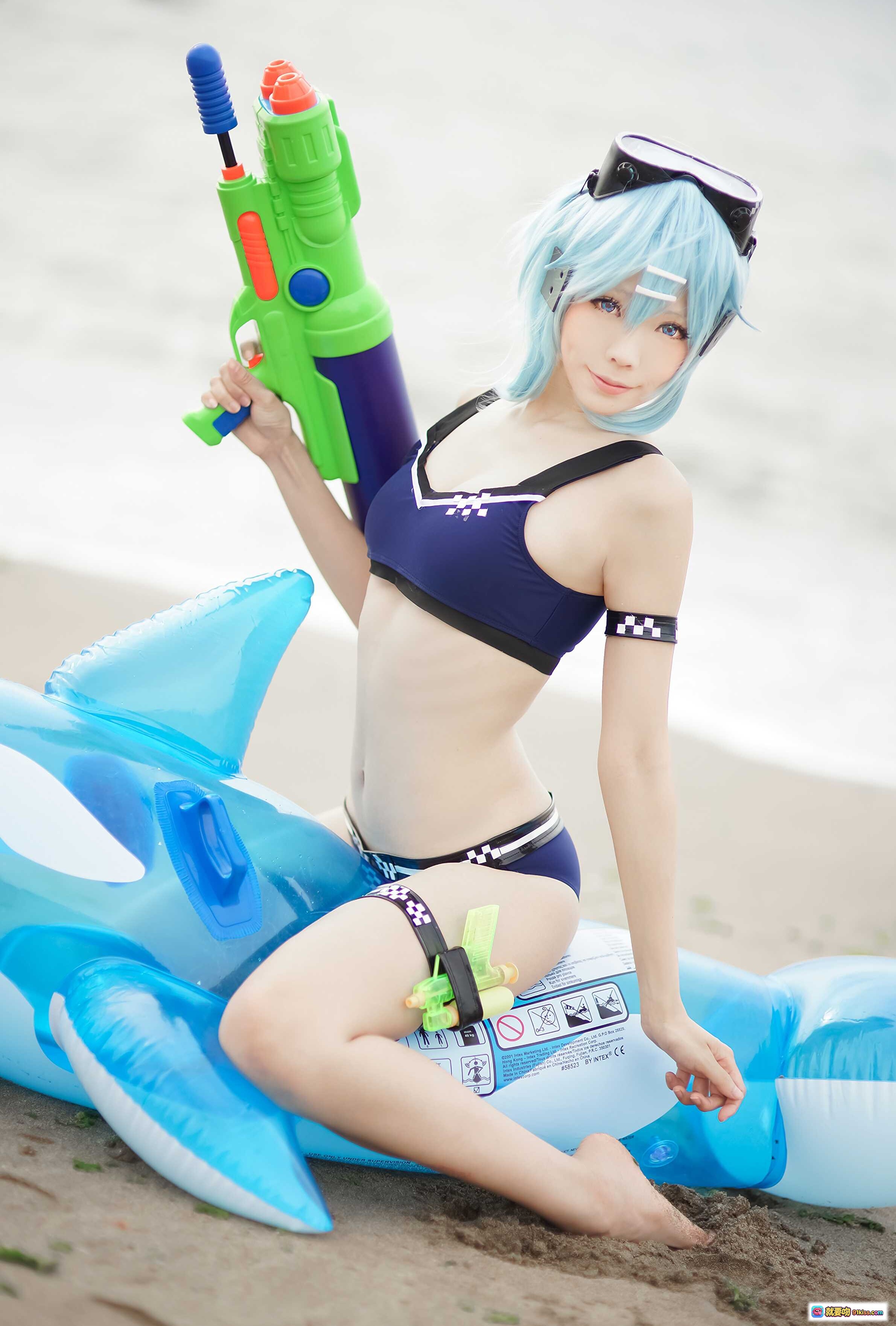 图片[2] - ElyEE子NO.041蓝发少女沙滩泳装cosplay手持水枪骑鲸鱼浮圈夏日海边写真美图 - 就要吻