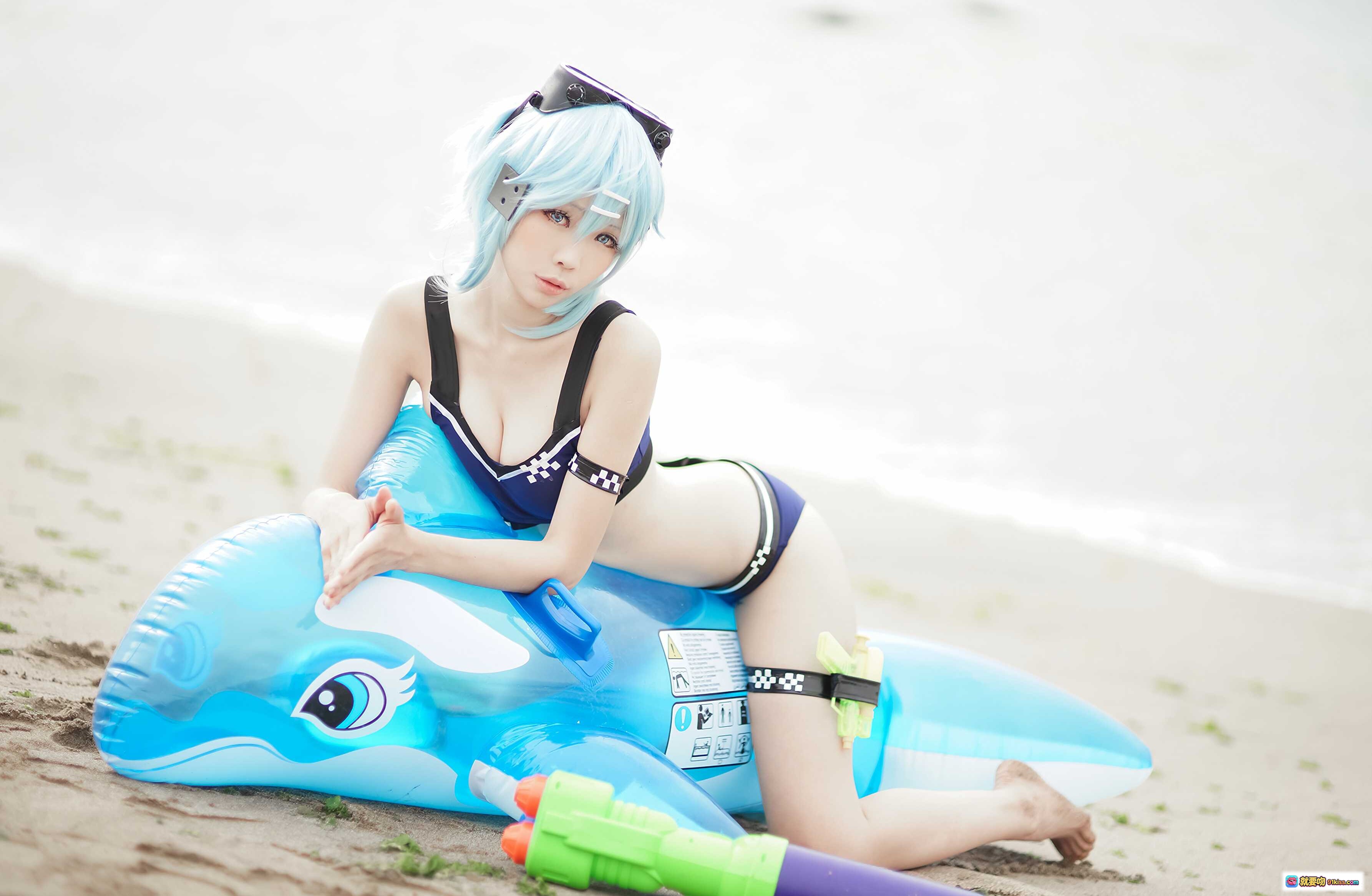 图片[7] - ElyEE子NO.041蓝发少女沙滩泳装cosplay手持水枪骑鲸鱼浮圈夏日海边写真美图 - 就要吻