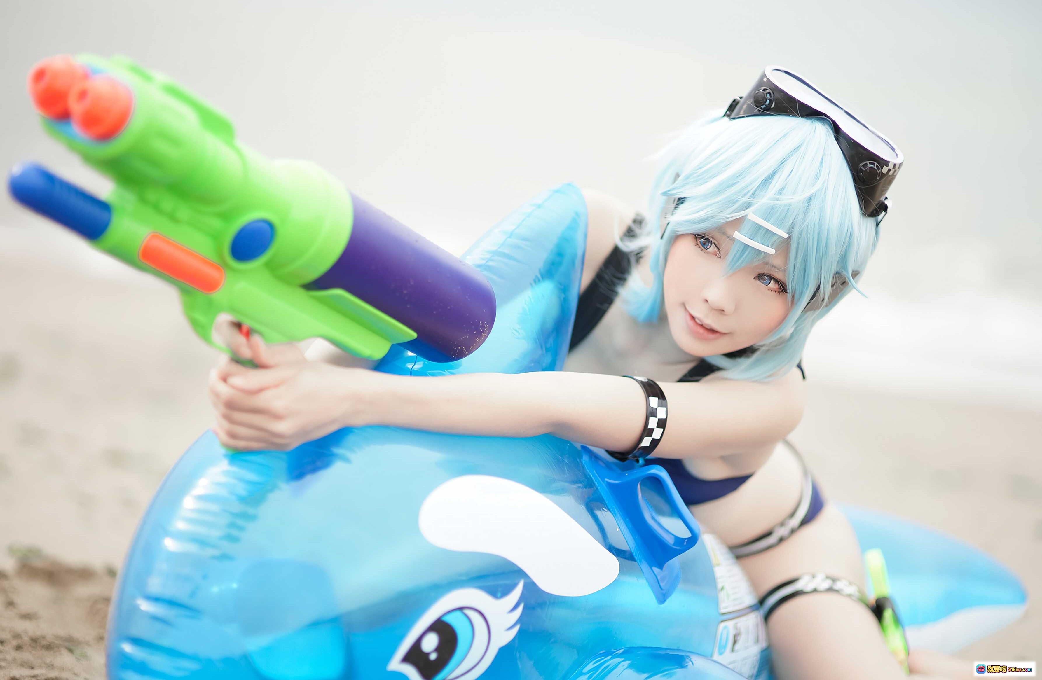 ElyEE子NO.041蓝发少女沙滩泳装cosplay手持水枪骑鲸鱼浮圈夏日海边写真美图 - 就要吻