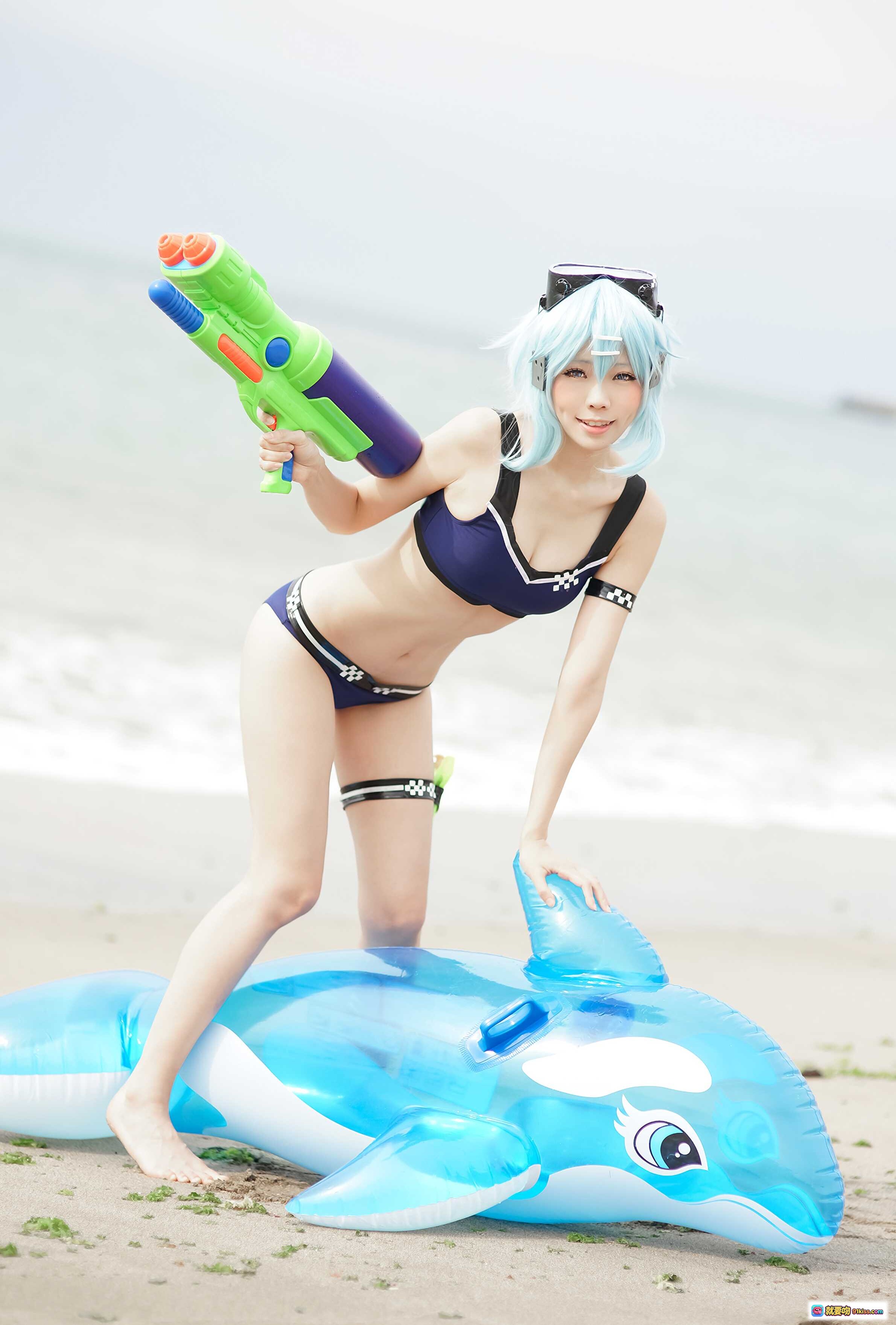 图片[8] - ElyEE子NO.041蓝发少女沙滩泳装cosplay手持水枪骑鲸鱼浮圈夏日海边写真美图 - 就要吻
