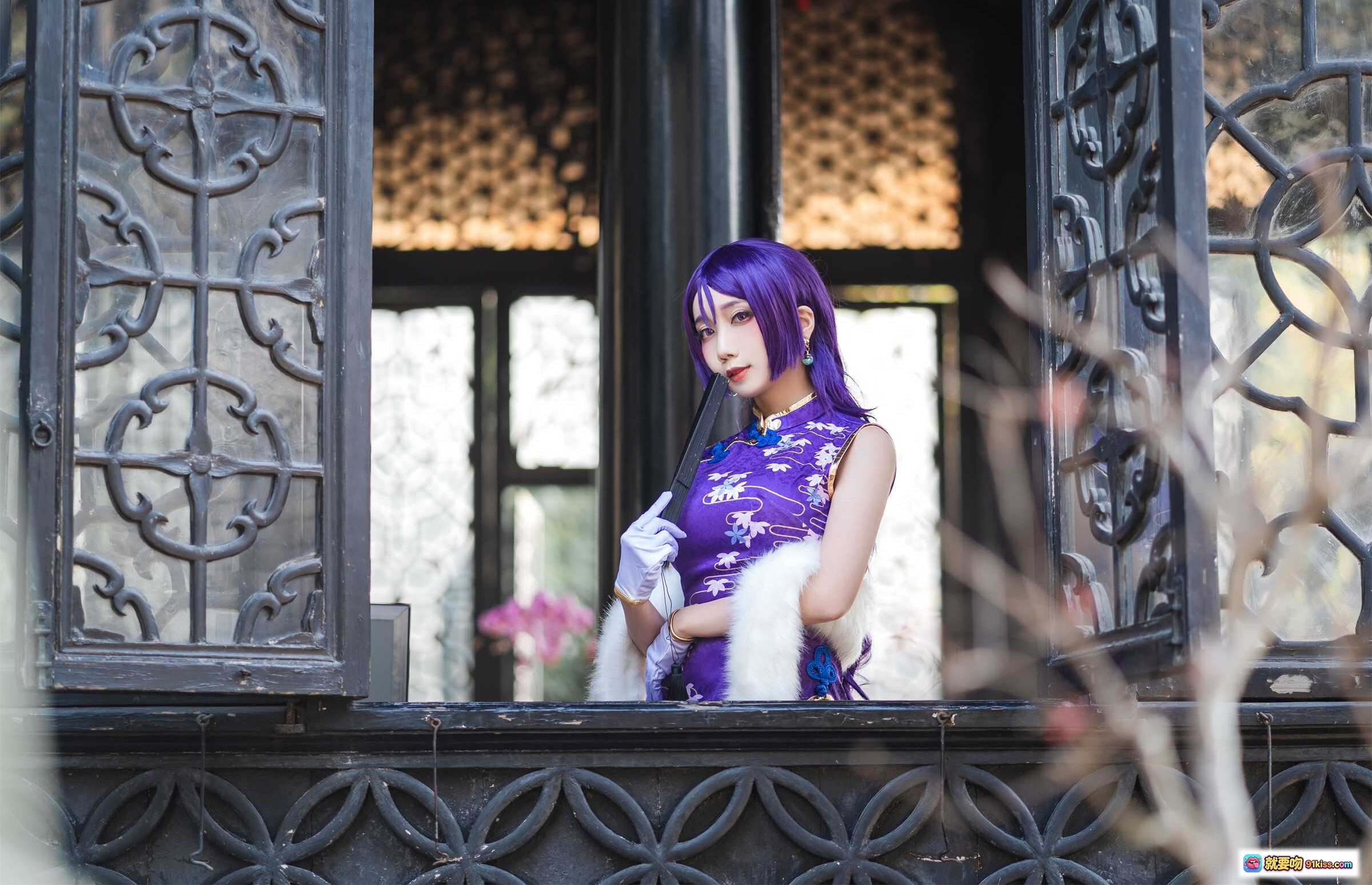 图片[4] - 迷失人形NO.002源赖光紫发旗袍COS写真·高开叉毛领白手套持扇·古典园林水景背景 - 就要吻