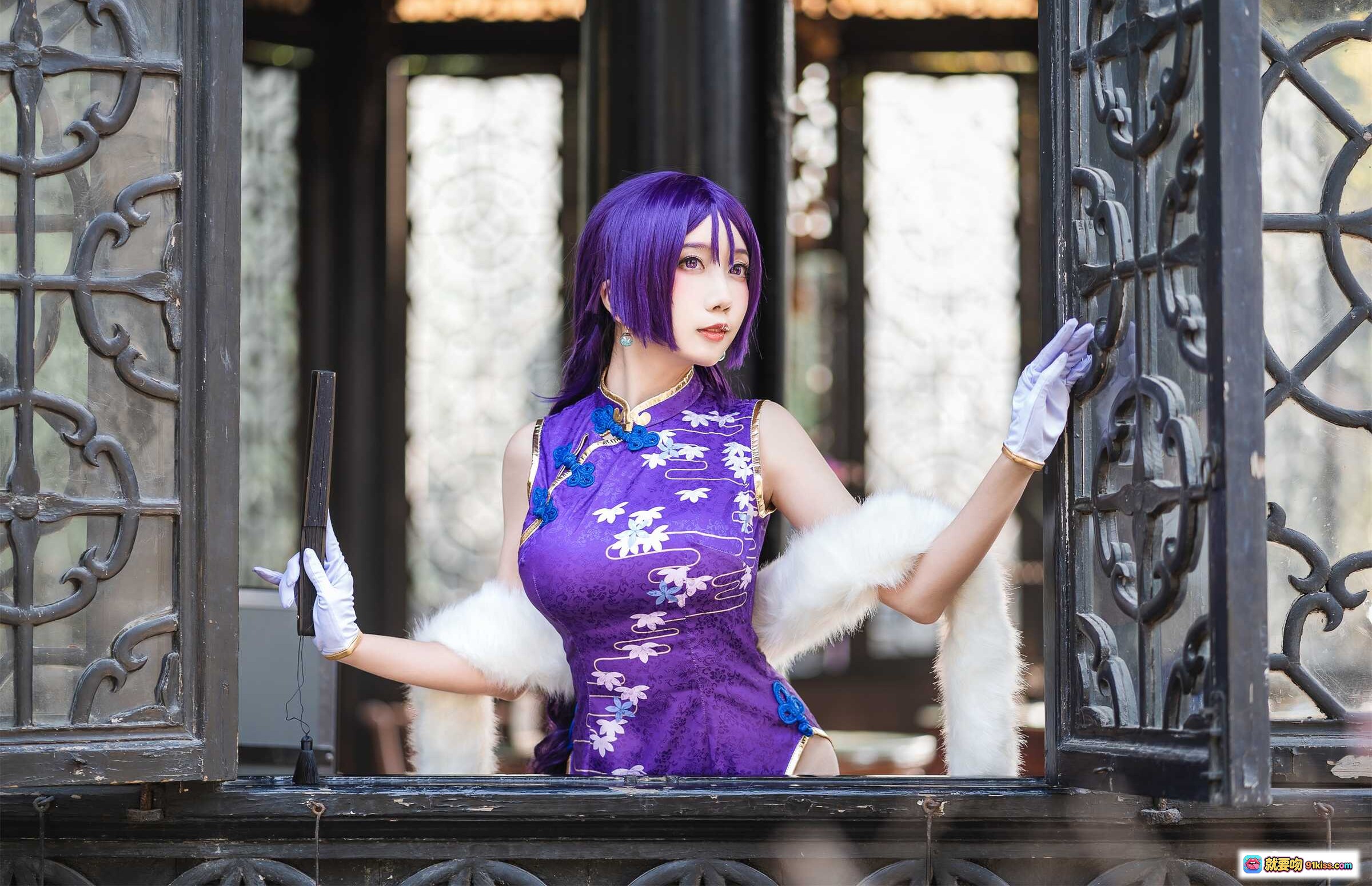 图片[9] - 迷失人形NO.002源赖光紫发旗袍COS写真·高开叉毛领白手套持扇·古典园林水景背景 - 就要吻