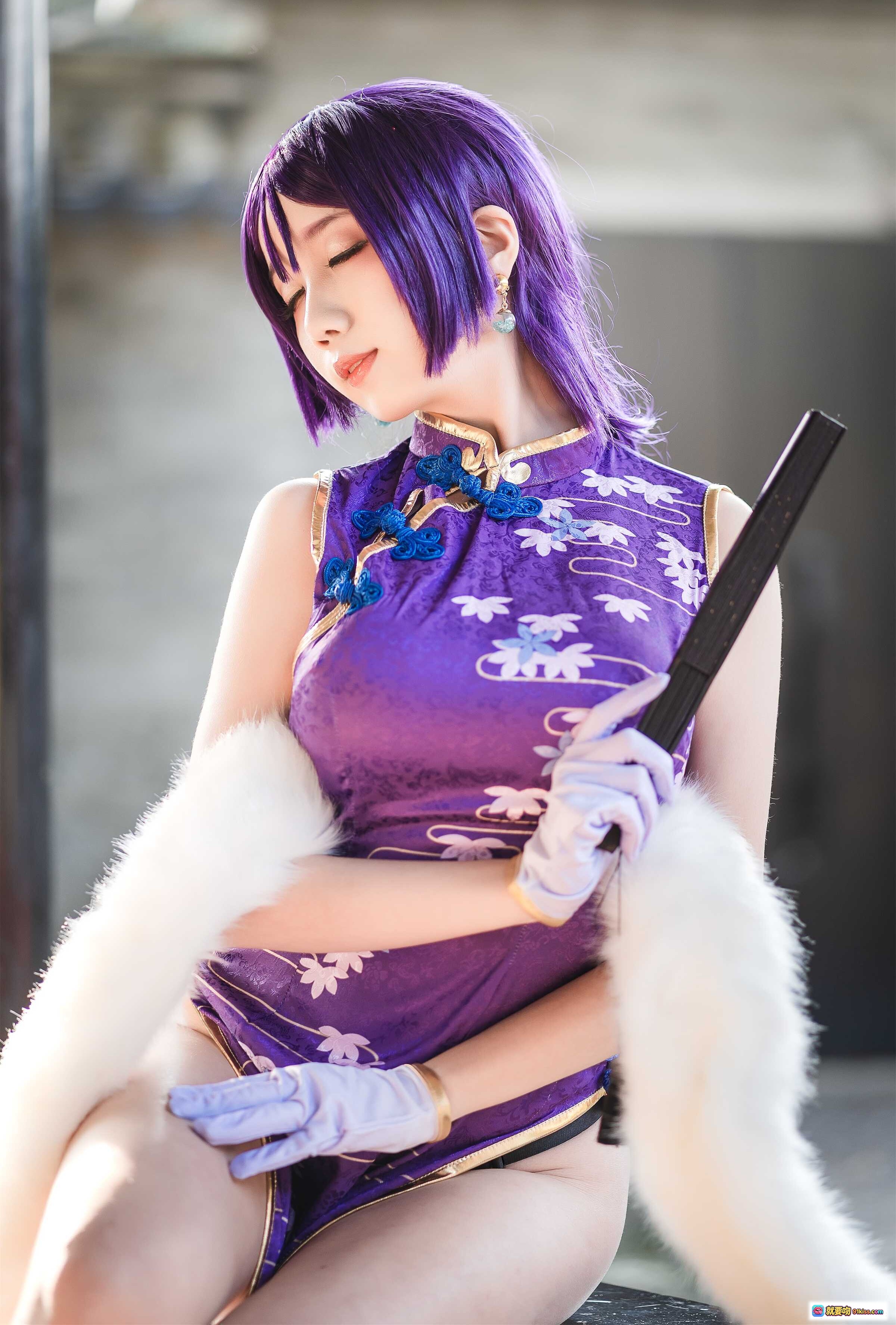 图片[6] - 迷失人形NO.002源赖光紫发旗袍COS写真·高开叉毛领白手套持扇·古典园林水景背景 - 就要吻