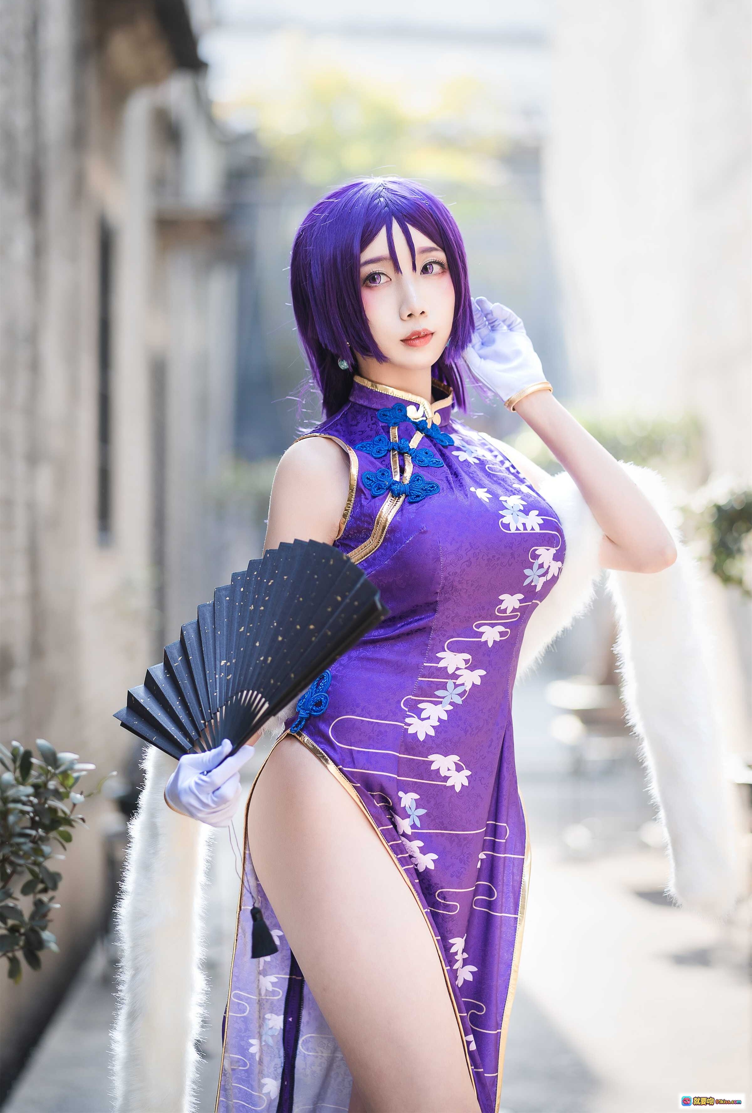 图片[5] - 迷失人形NO.002源赖光紫发旗袍COS写真·高开叉毛领白手套持扇·古典园林水景背景 - 就要吻