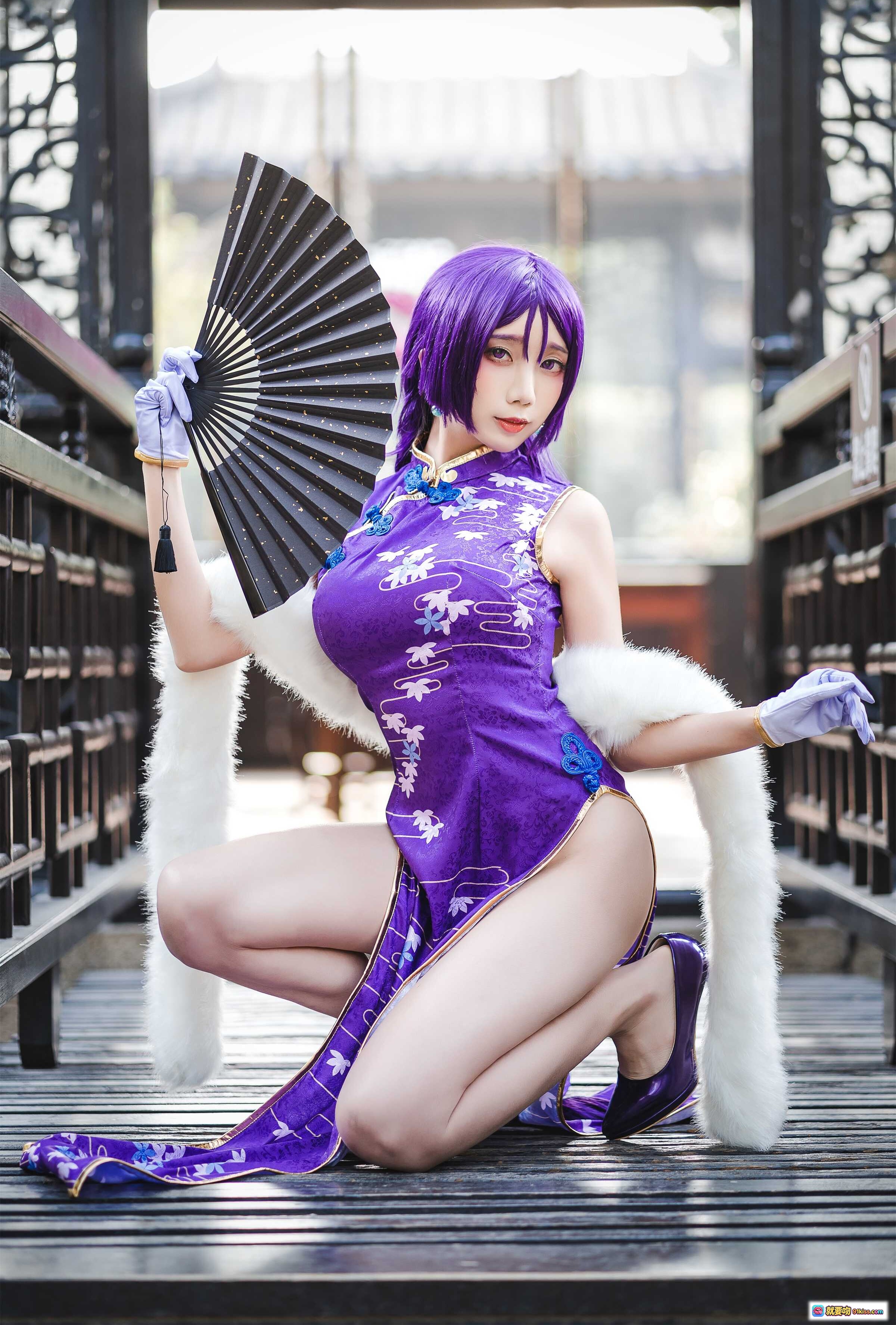 图片[10] - 迷失人形NO.002源赖光紫发旗袍COS写真·高开叉毛领白手套持扇·古典园林水景背景 - 就要吻