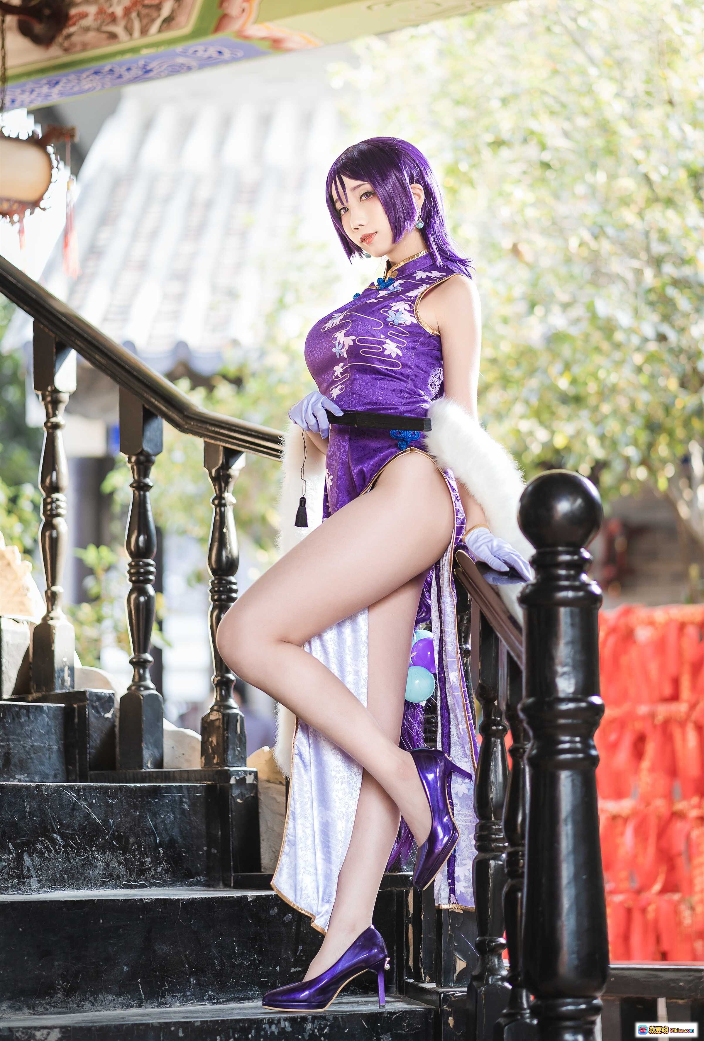 图片[2] - 迷失人形NO.002源赖光紫发旗袍COS写真·高开叉毛领白手套持扇·古典园林水景背景 - 就要吻