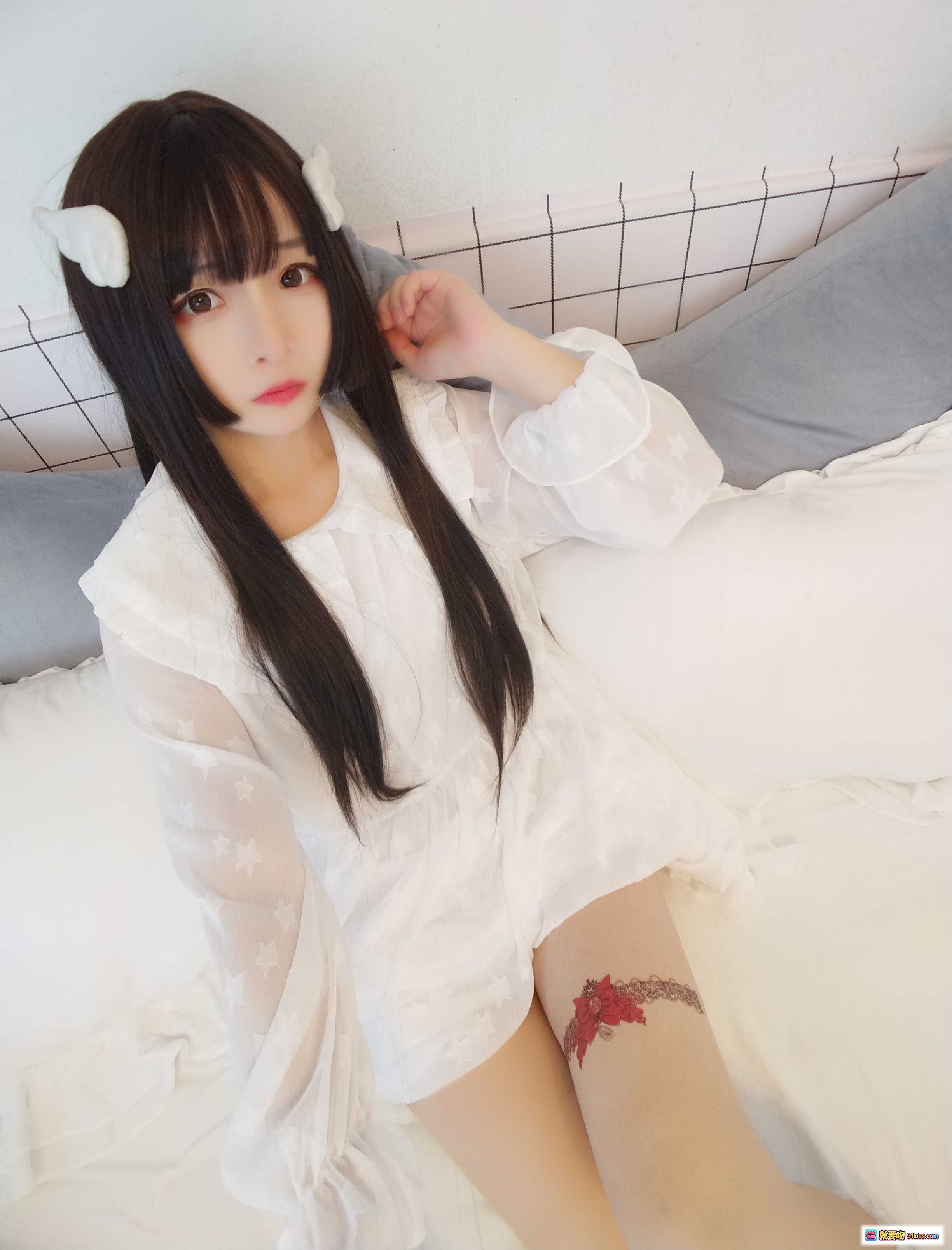 古川NO.027小天使写真集 27P99MB 白色蕾丝睡衣 黑长直发 小恶魔角 腿部玫瑰纹身 床上私房美图 - 就要吻