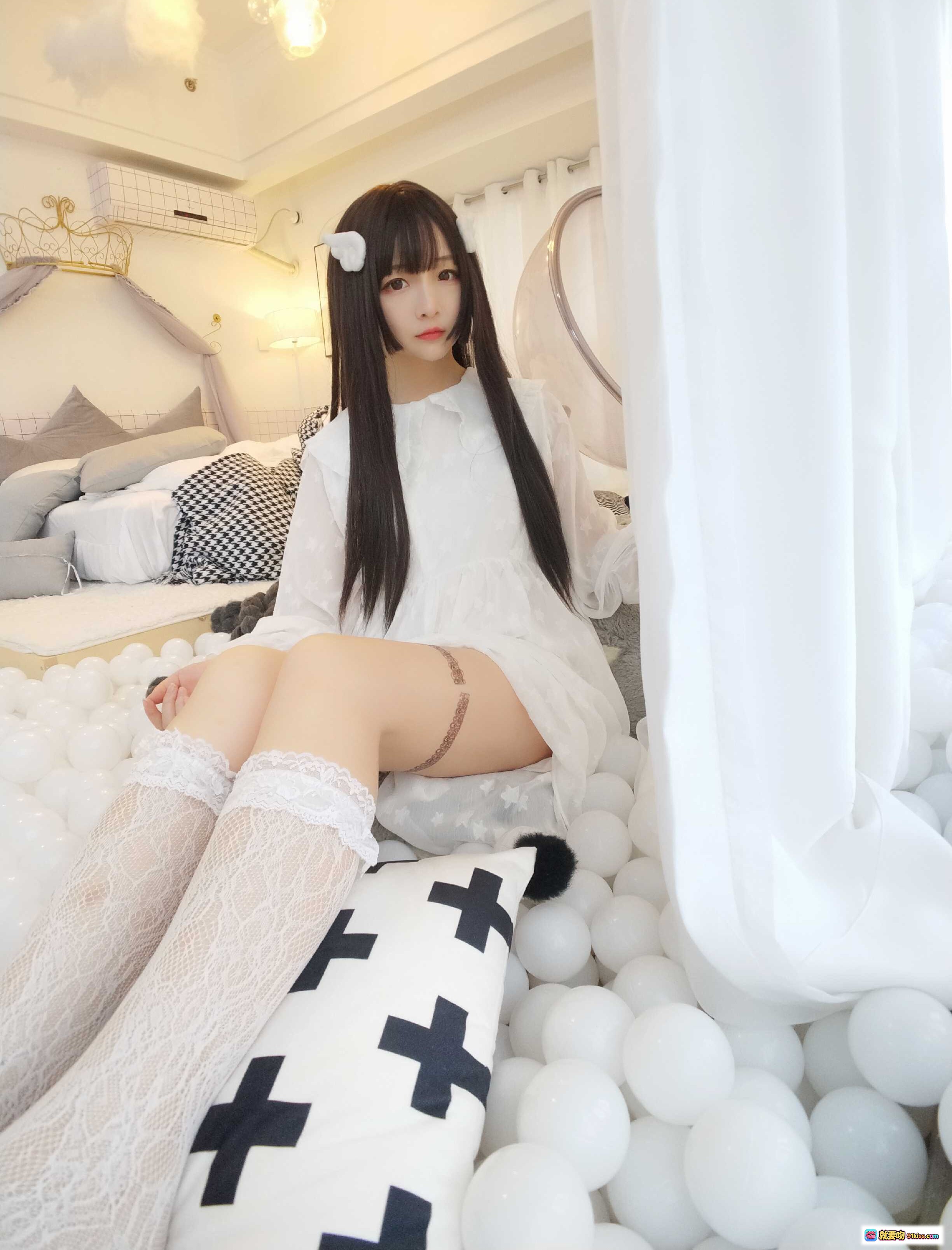 图片[4] - 古川NO.027小天使写真集 27P99MB 白色蕾丝睡衣 黑长直发 小恶魔角 腿部玫瑰纹身 床上私房美图 - 就要吻