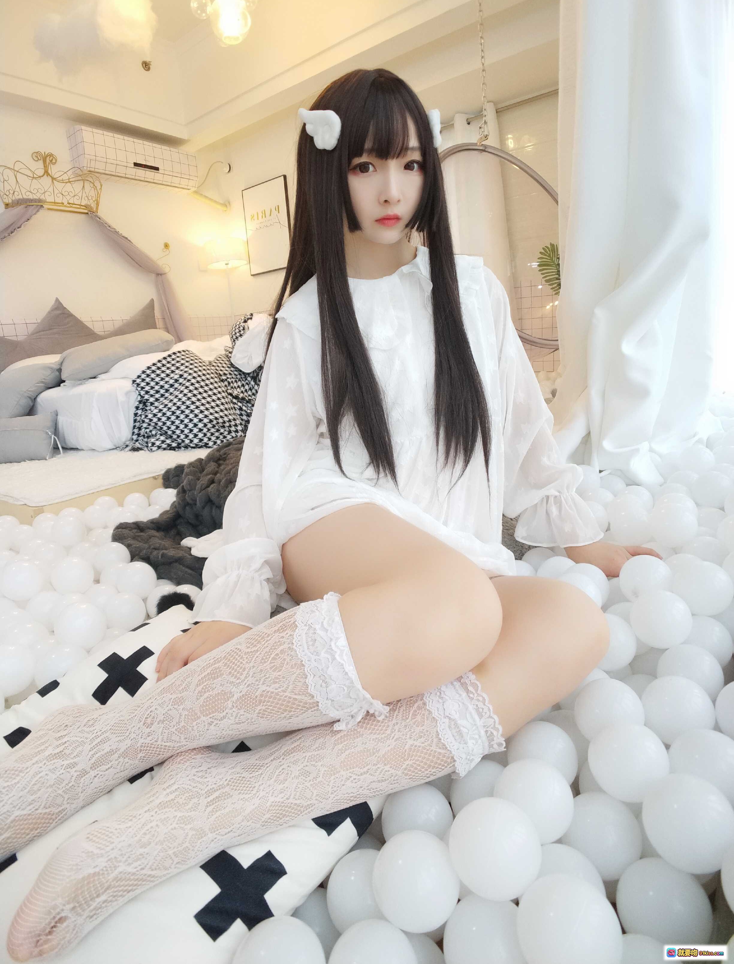 图片[2] - 古川NO.027小天使写真集 27P99MB 白色蕾丝睡衣 黑长直发 小恶魔角 腿部玫瑰纹身 床上私房美图 - 就要吻