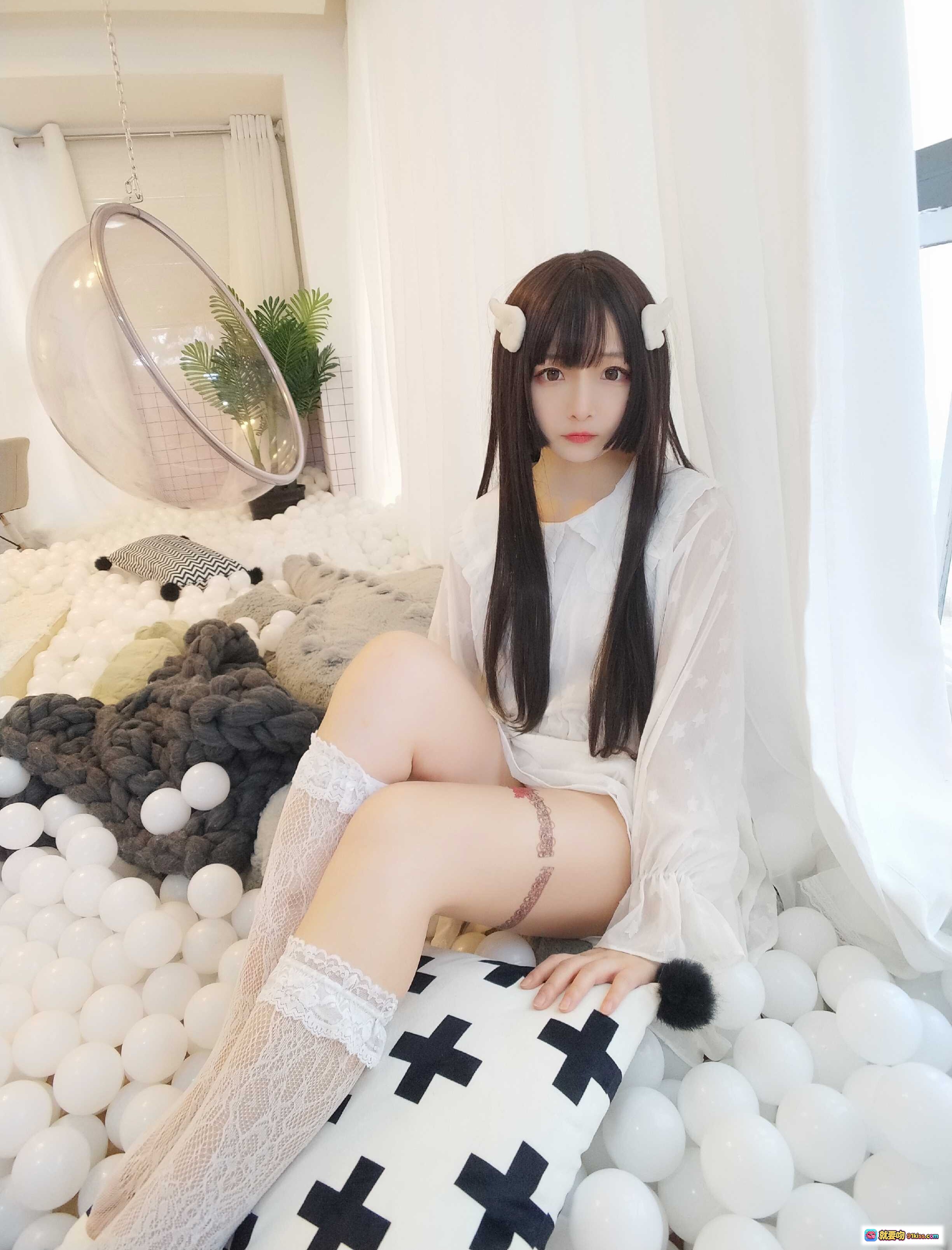 图片[8] - 古川NO.027小天使写真集 27P99MB 白色蕾丝睡衣 黑长直发 小恶魔角 腿部玫瑰纹身 床上私房美图 - 就要吻