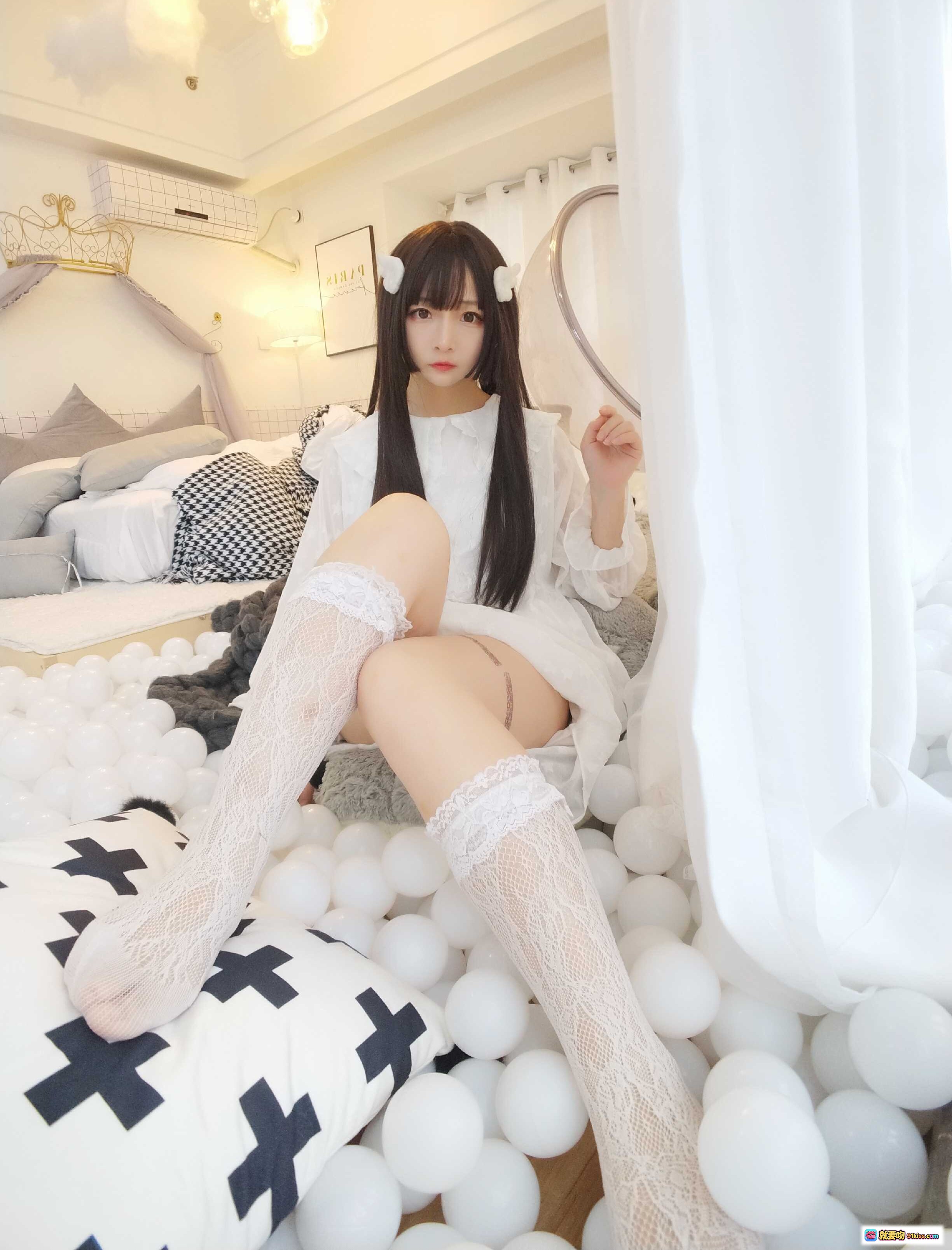 图片[5] - 古川NO.027小天使写真集 27P99MB 白色蕾丝睡衣 黑长直发 小恶魔角 腿部玫瑰纹身 床上私房美图 - 就要吻