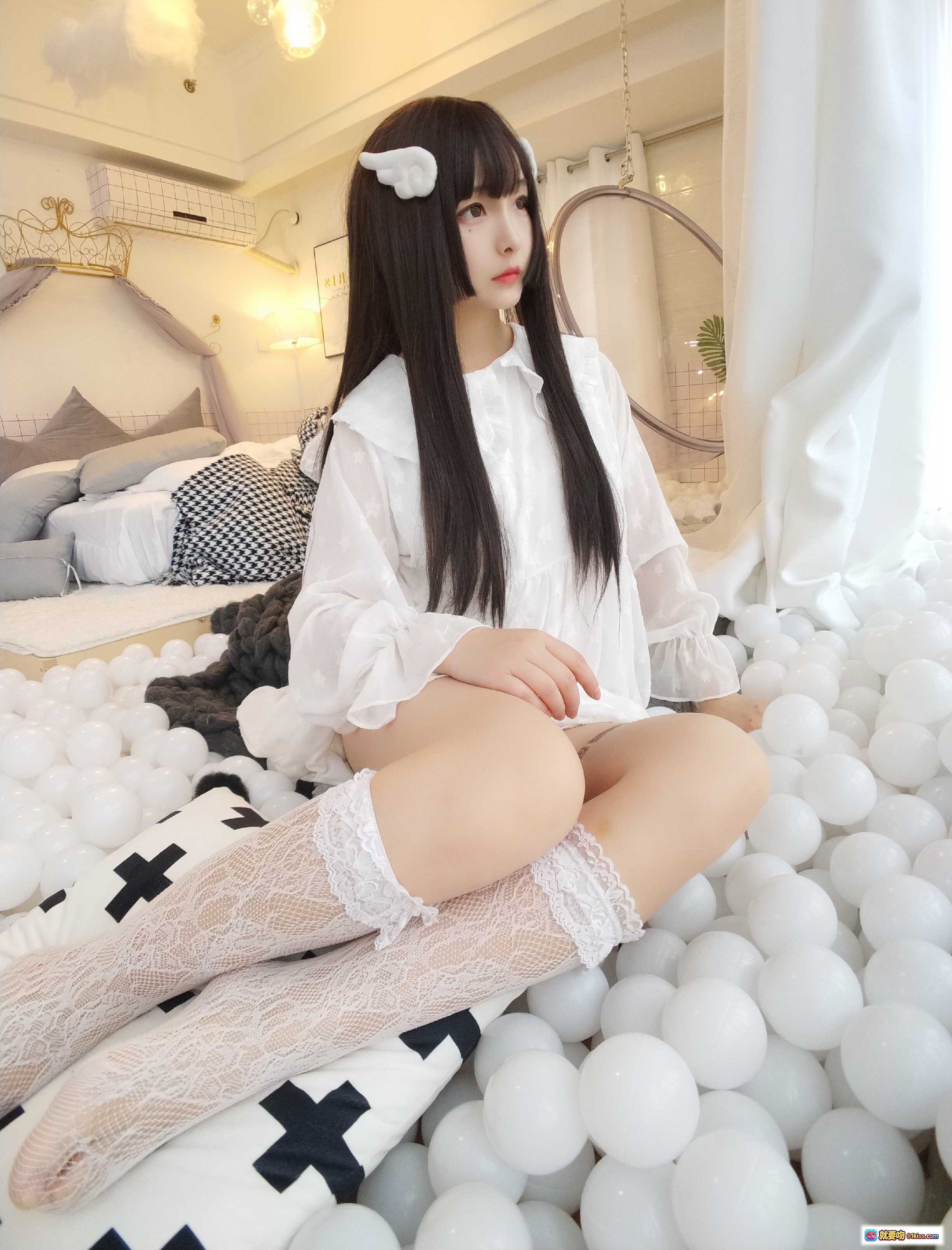 图片[10] - 古川NO.027小天使写真集 27P99MB 白色蕾丝睡衣 黑长直发 小恶魔角 腿部玫瑰纹身 床上私房美图 - 就要吻