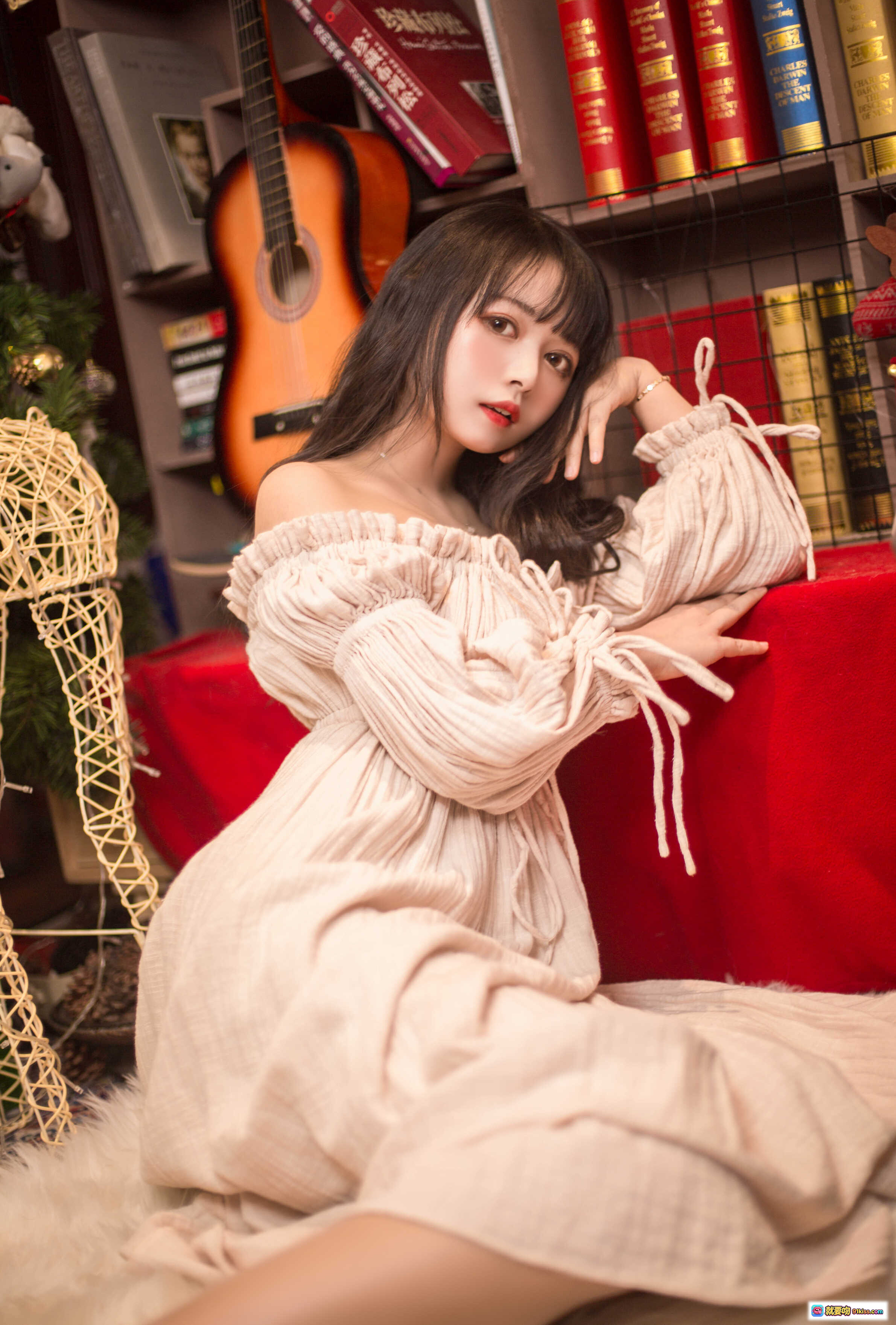 图片[8] - 黑猫猫OvO NO.011 圣诞写真 | 甜美少女穿搭 | 温馨圣诞装饰 | 书架吉他背景 | 毛绒地毯氛围感 | 14P高清图集 - 就要吻