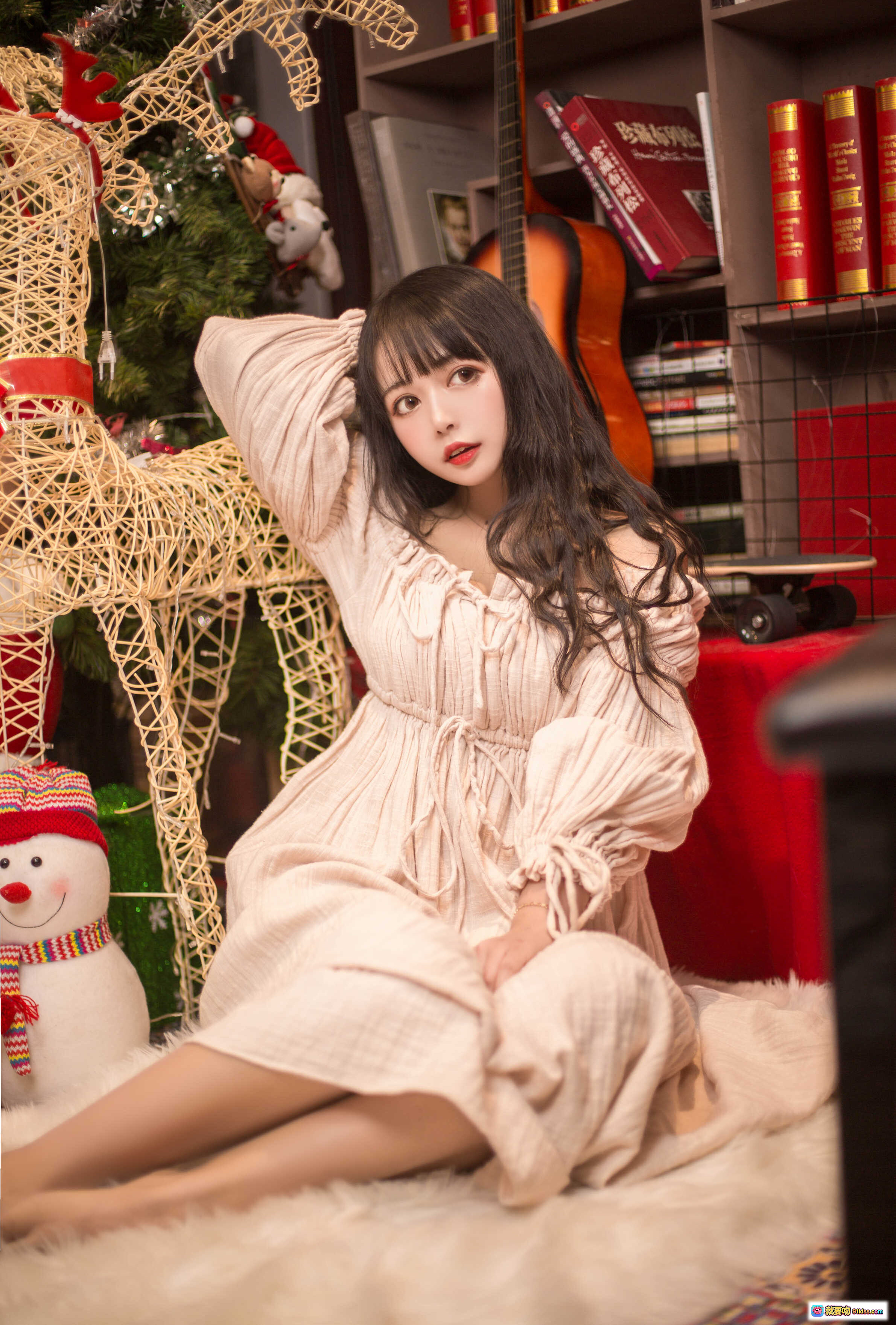 黑猫猫OvO NO.011 圣诞写真 | 甜美少女穿搭 | 温馨圣诞装饰 | 书架吉他背景 | 毛绒地毯氛围感 | 14P高清图集 - 就要吻