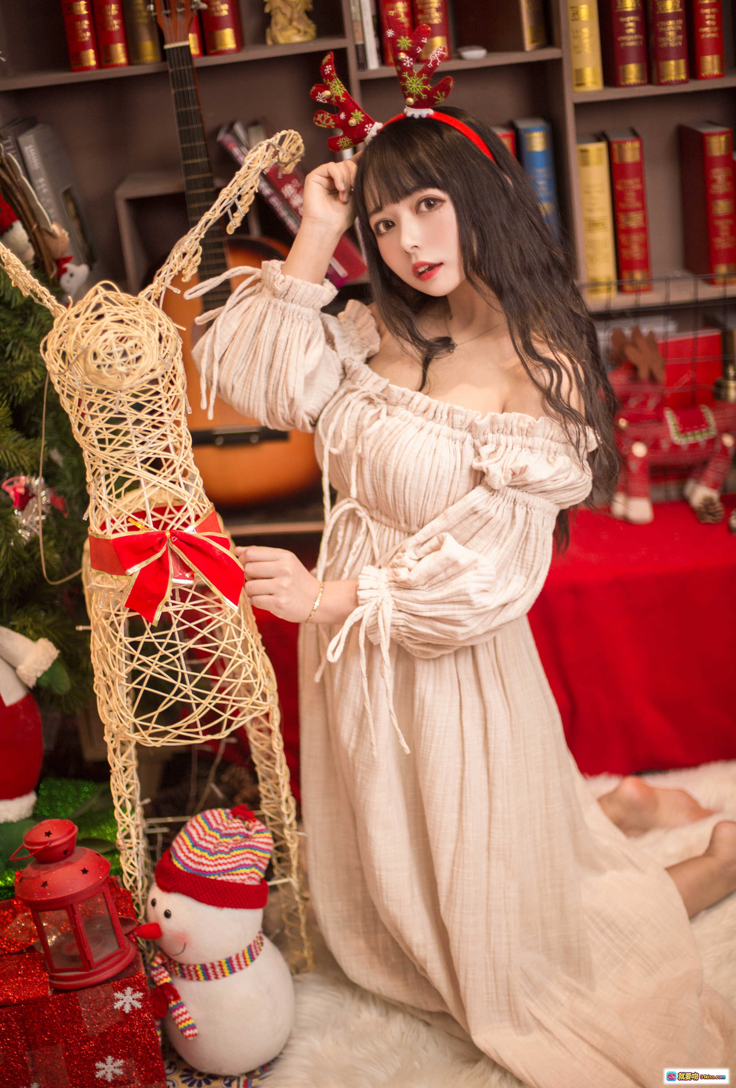 图片[4] - 黑猫猫OvO NO.011 圣诞写真 | 甜美少女穿搭 | 温馨圣诞装饰 | 书架吉他背景 | 毛绒地毯氛围感 | 14P高清图集 - 就要吻