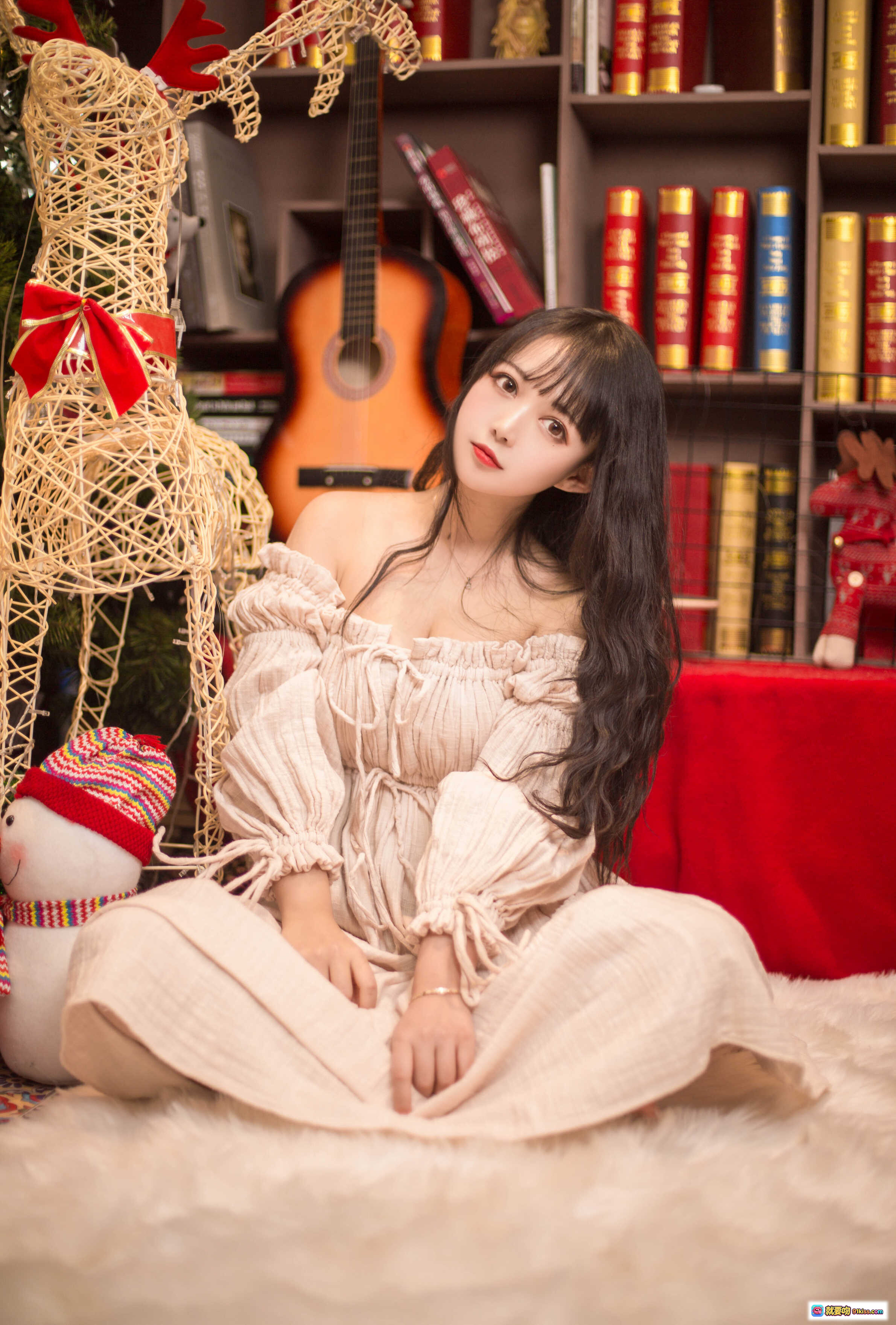 图片[10] - 黑猫猫OvO NO.011 圣诞写真 | 甜美少女穿搭 | 温馨圣诞装饰 | 书架吉他背景 | 毛绒地毯氛围感 | 14P高清图集 - 就要吻