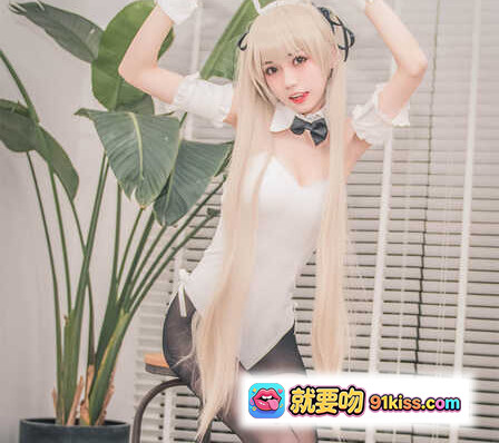 图片[10] - 穹妹兔女郎COS室内写真 | 白色吊带黑丝美腿 | 镜前姿态优雅 | 金发长发萌系少女 | 室内绿植背景清新自然 - 就要吻