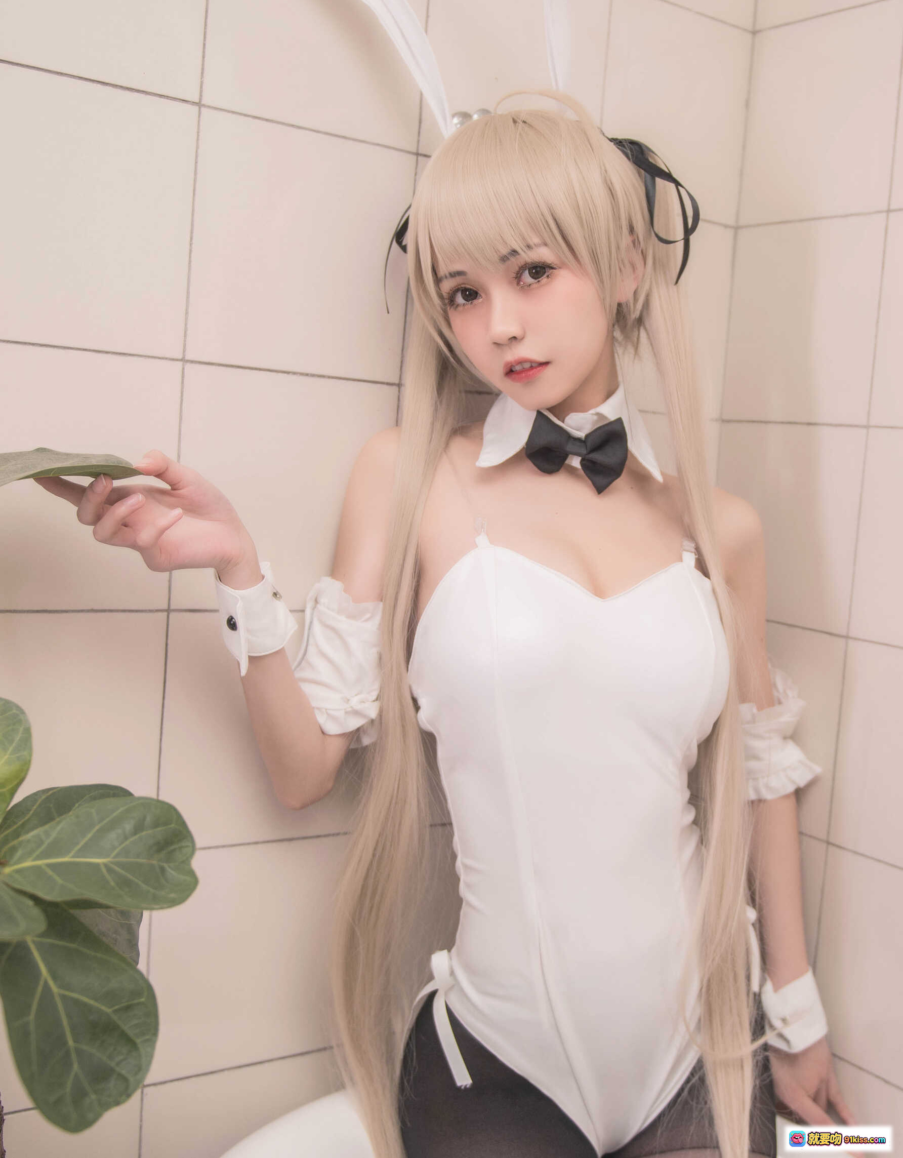 图片[3] - 穹妹兔女郎COS室内写真 | 白色吊带黑丝美腿 | 镜前姿态优雅 | 金发长发萌系少女 | 室内绿植背景清新自然 - 就要吻