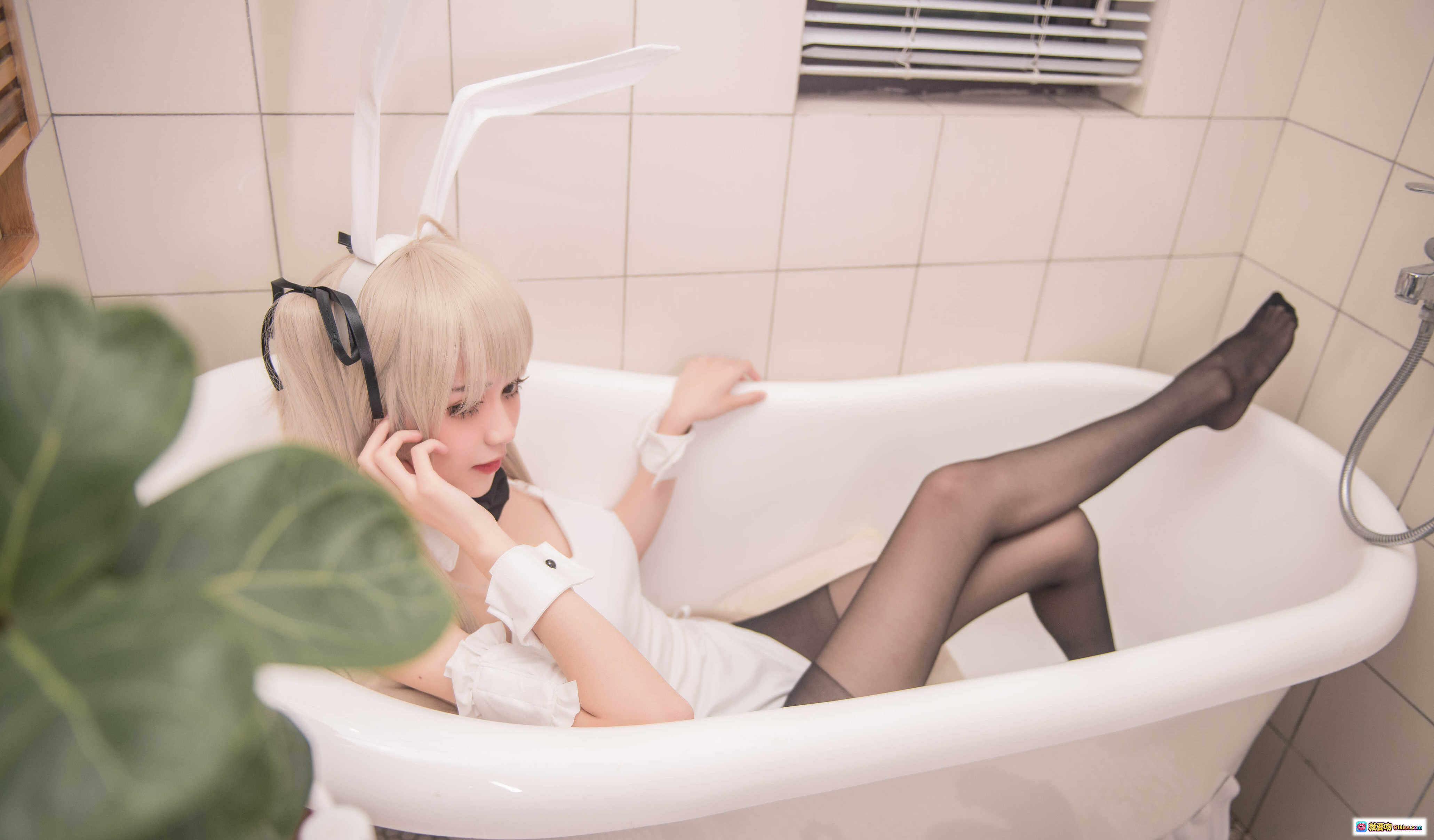 图片[8] - 穹妹兔女郎COS室内写真 | 白色吊带黑丝美腿 | 镜前姿态优雅 | 金发长发萌系少女 | 室内绿植背景清新自然 - 就要吻