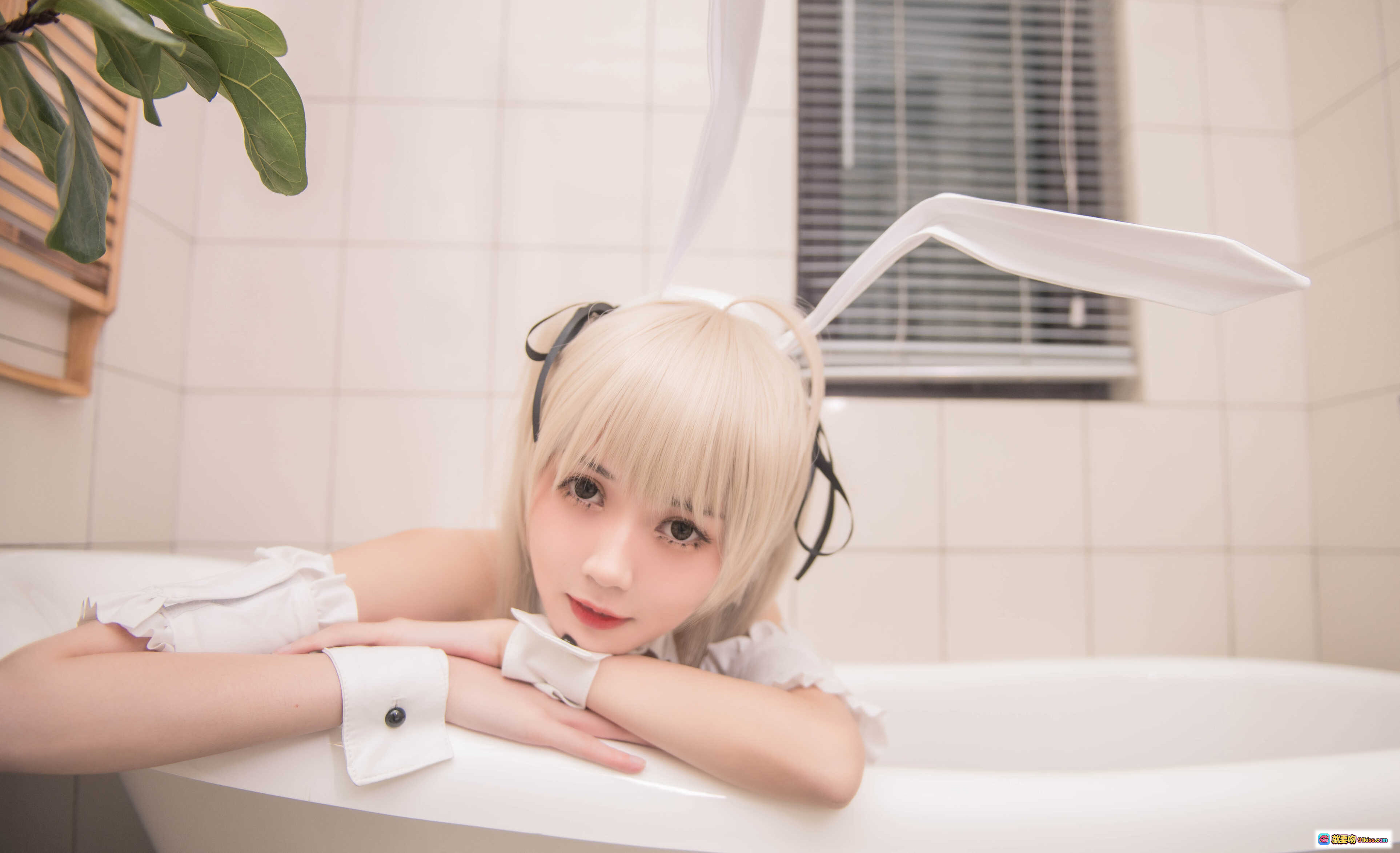 图片[5] - 穹妹兔女郎COS室内写真 | 白色吊带黑丝美腿 | 镜前姿态优雅 | 金发长发萌系少女 | 室内绿植背景清新自然 - 就要吻