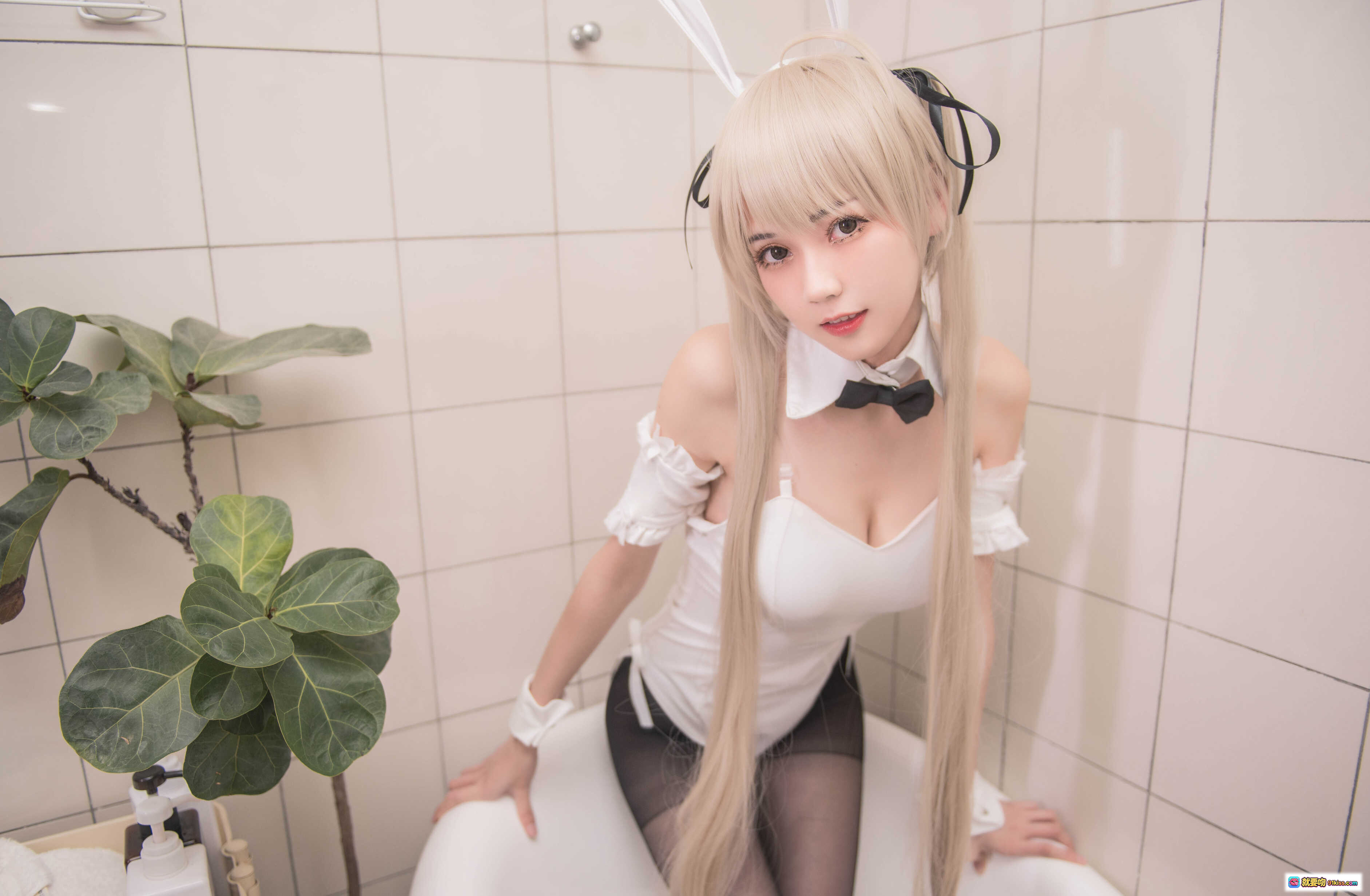 图片[9] - 穹妹兔女郎COS室内写真 | 白色吊带黑丝美腿 | 镜前姿态优雅 | 金发长发萌系少女 | 室内绿植背景清新自然 - 就要吻